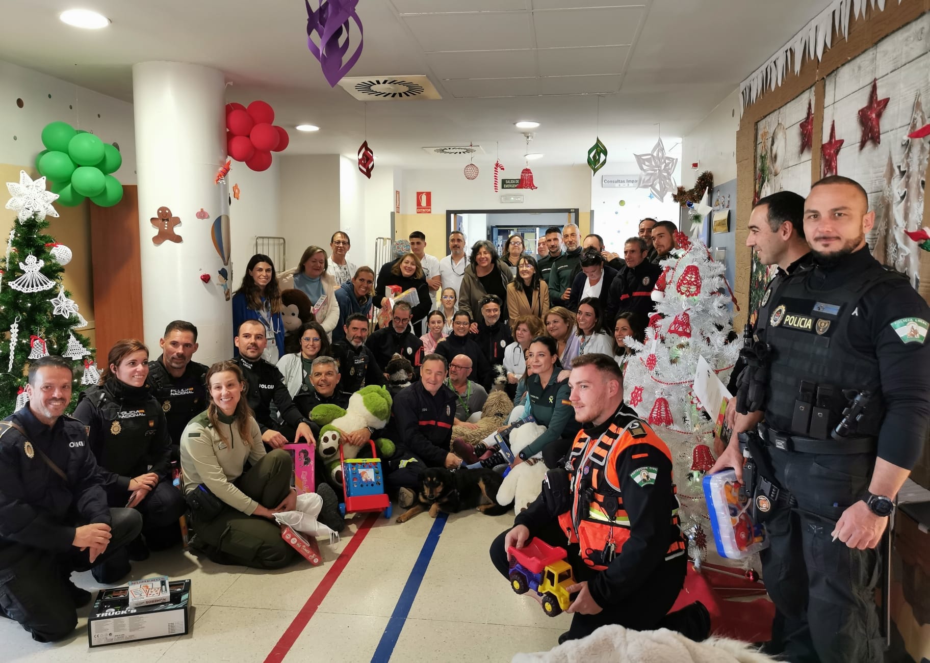 Foto grupal con profesionales y pacientes del hospital.