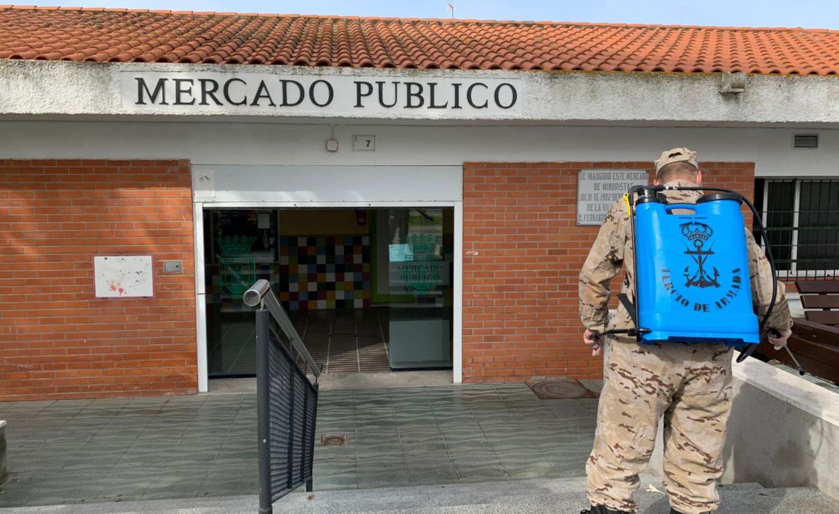 Un soldado de la Armada, deseinfectando un mercado público. FOTO: Defensa
