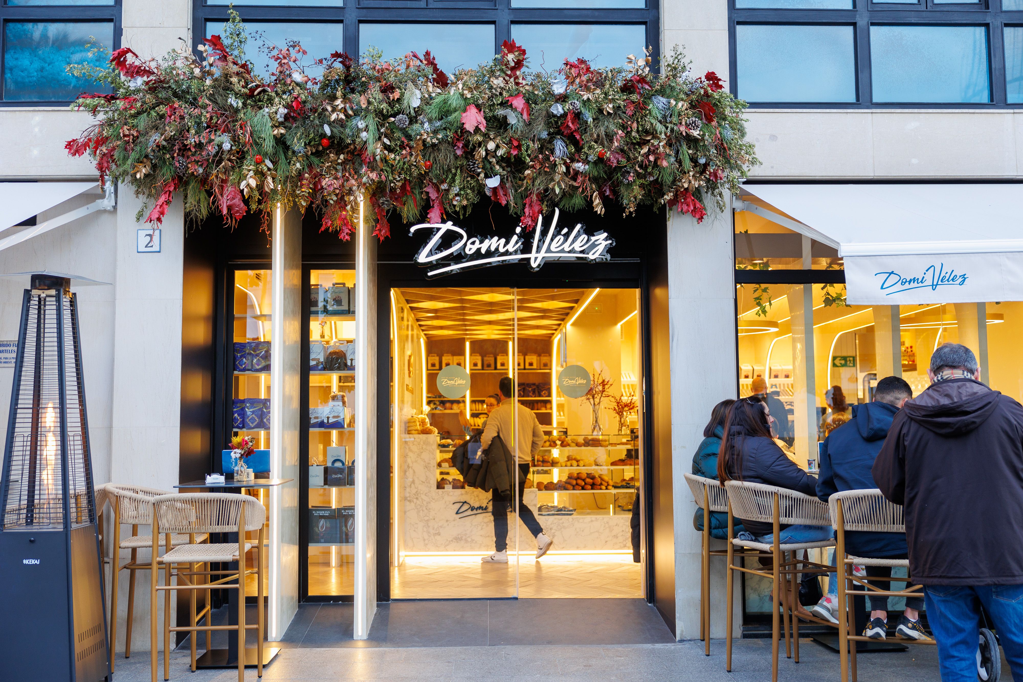 La cafetería, panadería y pastelería que Domi Vélez tiene en Lebrija, su localidad natal.