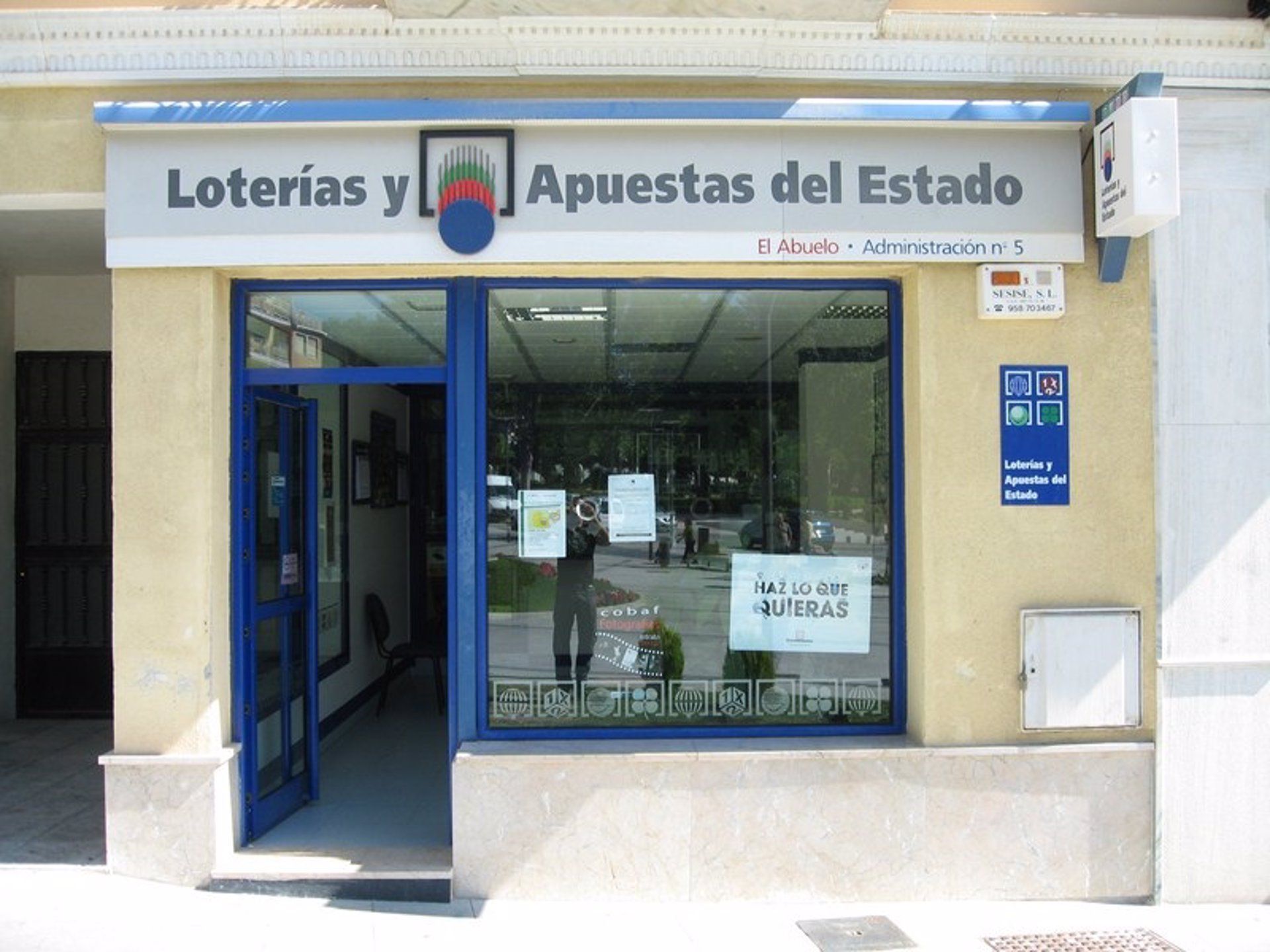 Loterías 'El Abuelo', en Baza. Ha dado un quinto premio.