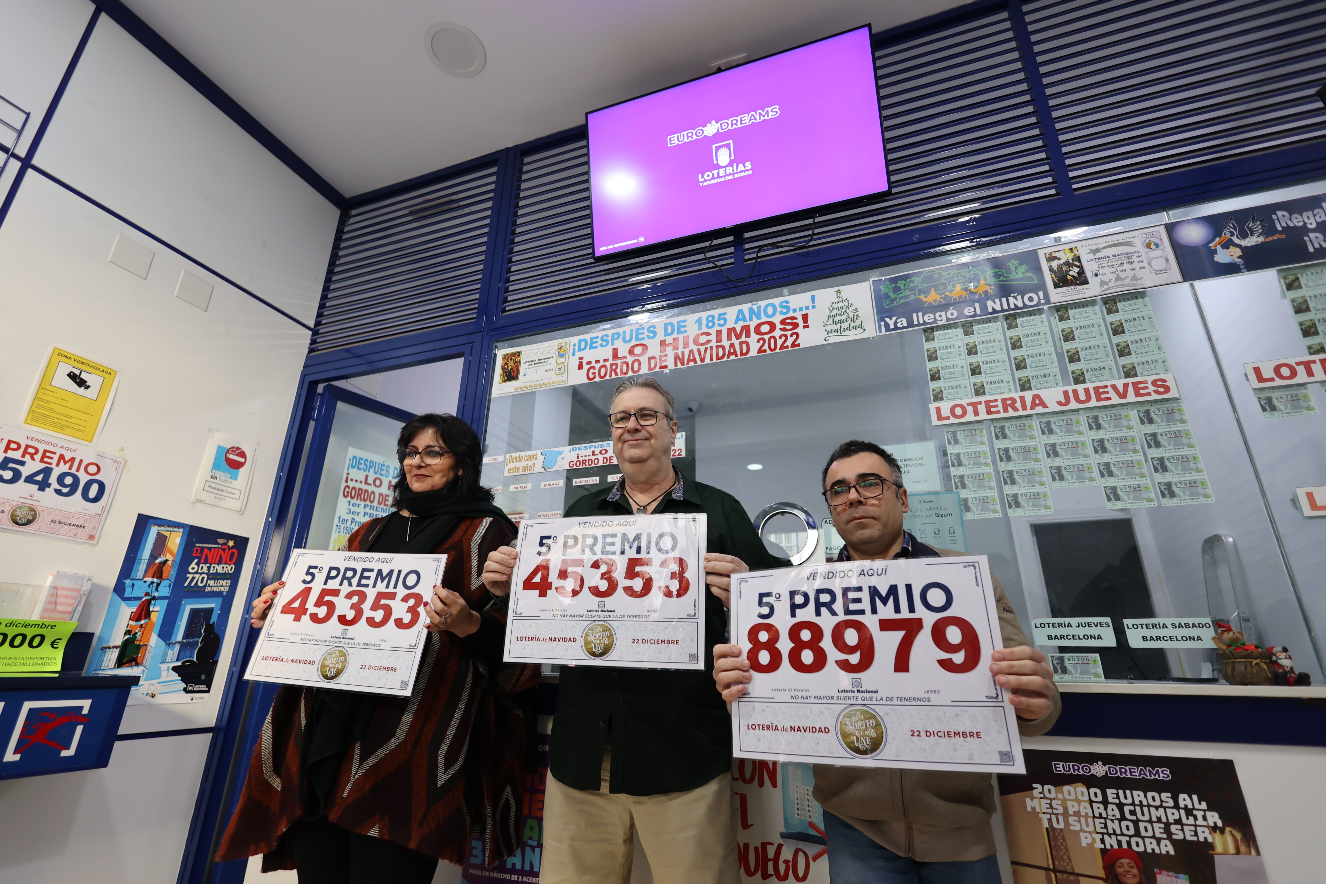 Los vendedores de los quintos premios en la administración jerezana. Los vendedores de los quintos premios en la administración jerezana.