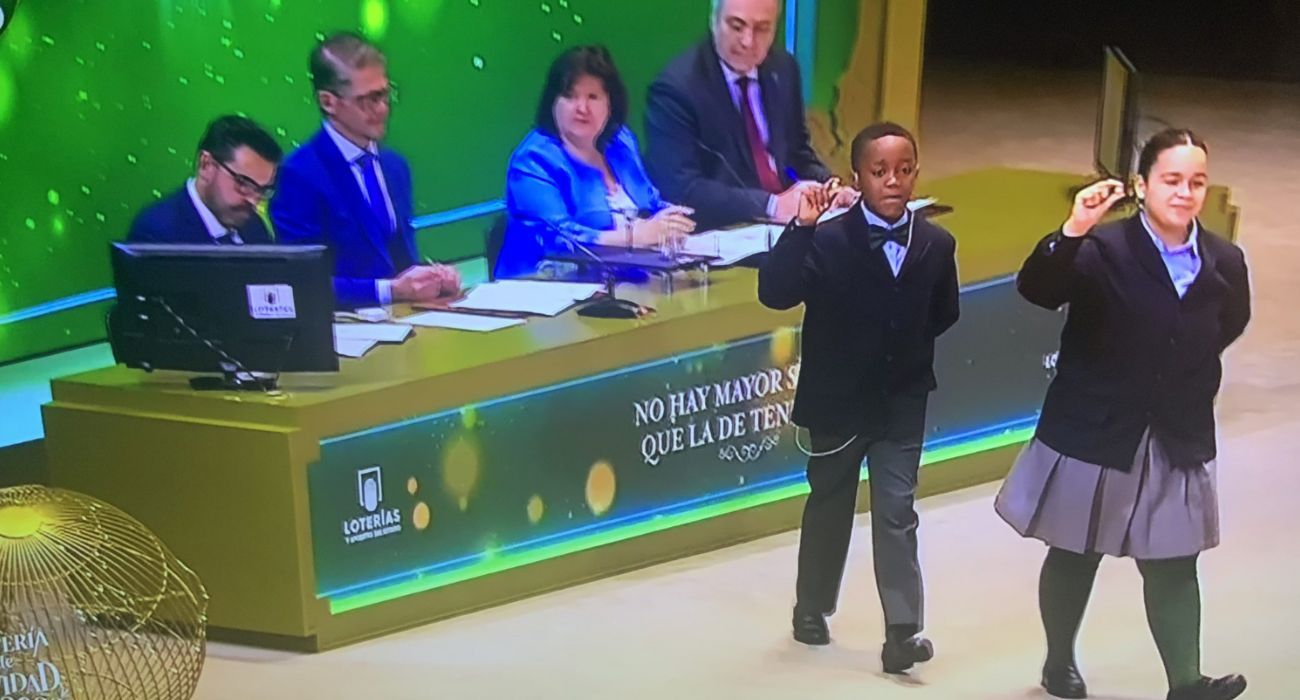 Los niños de San Ildefonso cantando un quinto premio. Los niños de San Ildefonso cantando un quinto premio.