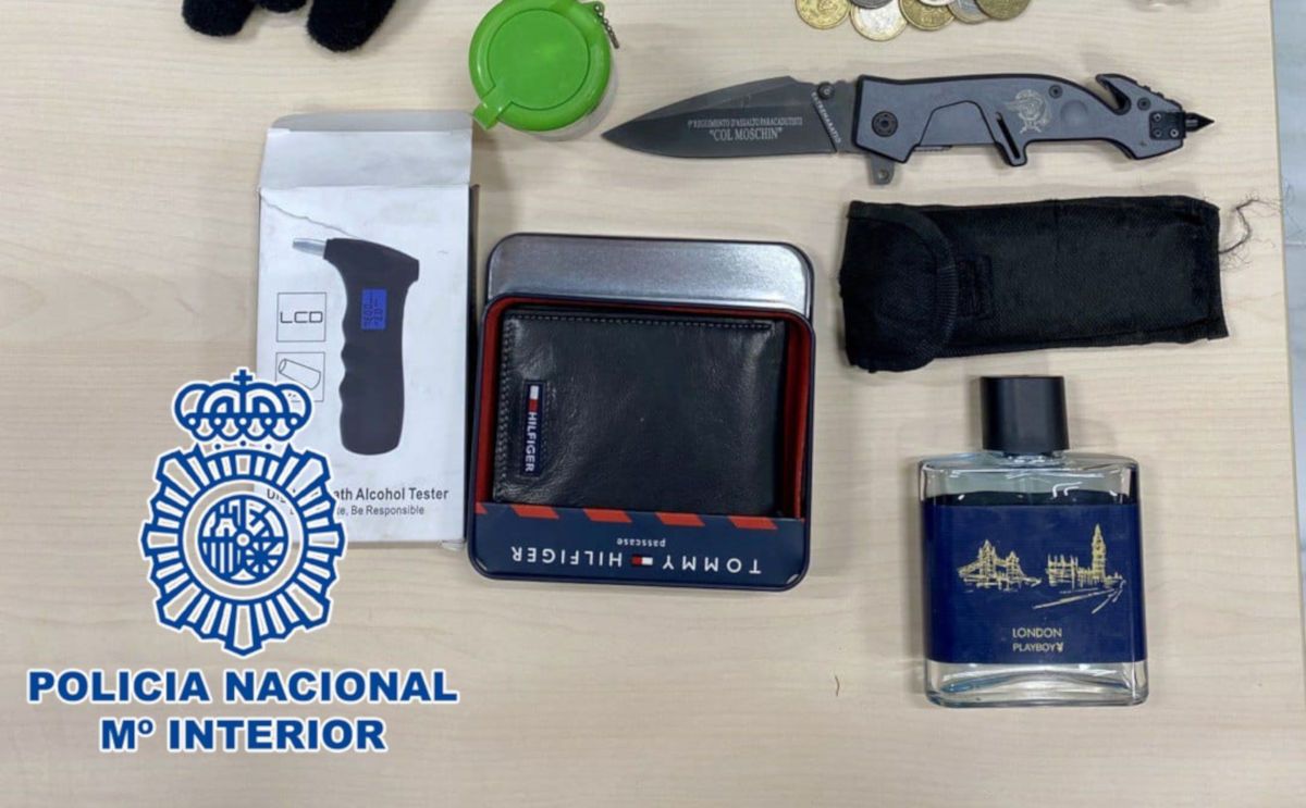 Algunos de los objetos que portaba el autor de los hechos. FOTO: CNP
