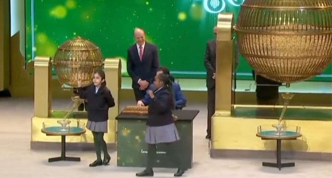 Las niñas de San Ildefonso cantando el tercer premio. Las niñas de San Ildefonso cantando el tercer premio.