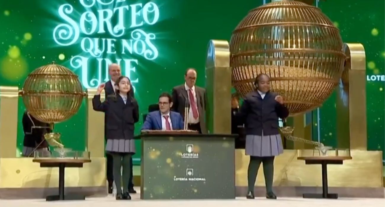 Ainhoa y Rosario, cantando el segundo cuarto premio de la Lotería de Navidad. Ainhoa y Rosario, cantando el segundo cuarto premio de la Lotería de Navidad.