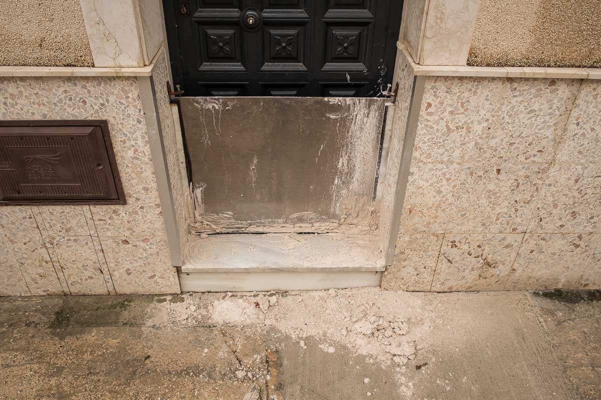 Una casa en la zona de La Liberación, pertrechada aún al mediodía para evitar que el agua entrara en el interior. FOTO: MANU GARCÍA