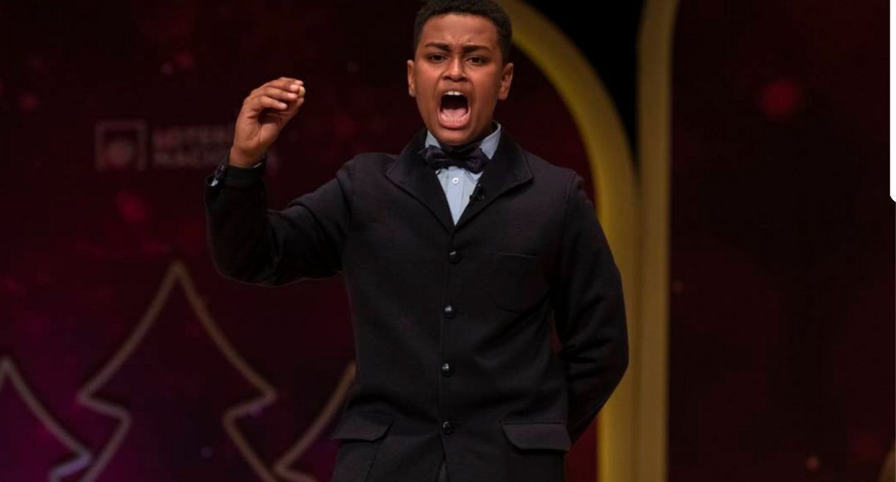 Uno de los niños de San Ildefonso, cantando un premio de la Lotería de Navidad que ha caído en Zahara de los Atunes. Uno de los niños de San Ildefonso, cantando un premio de la Lotería de Navidad que ha caído en Zahara de los Atunes.