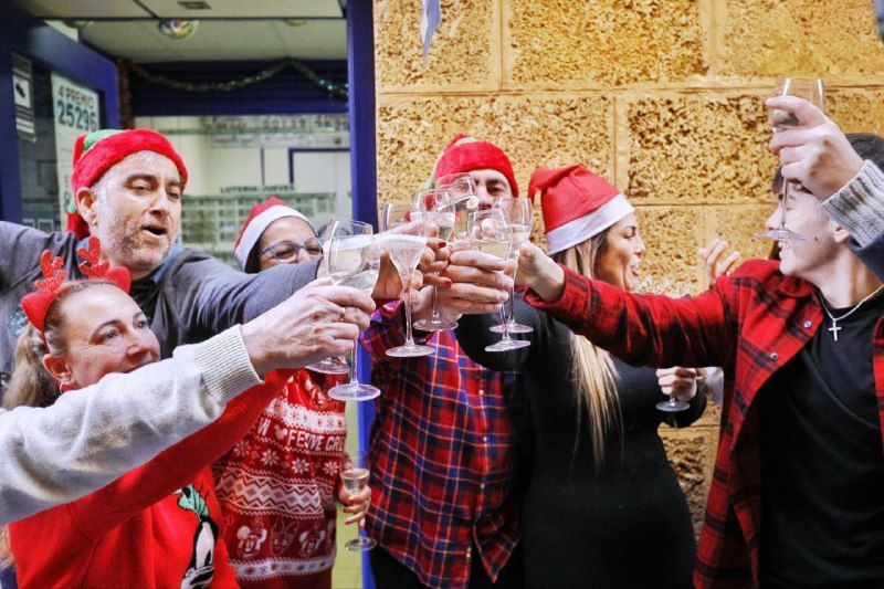La administración de José del Toro brindando tras 'El Gordo'.