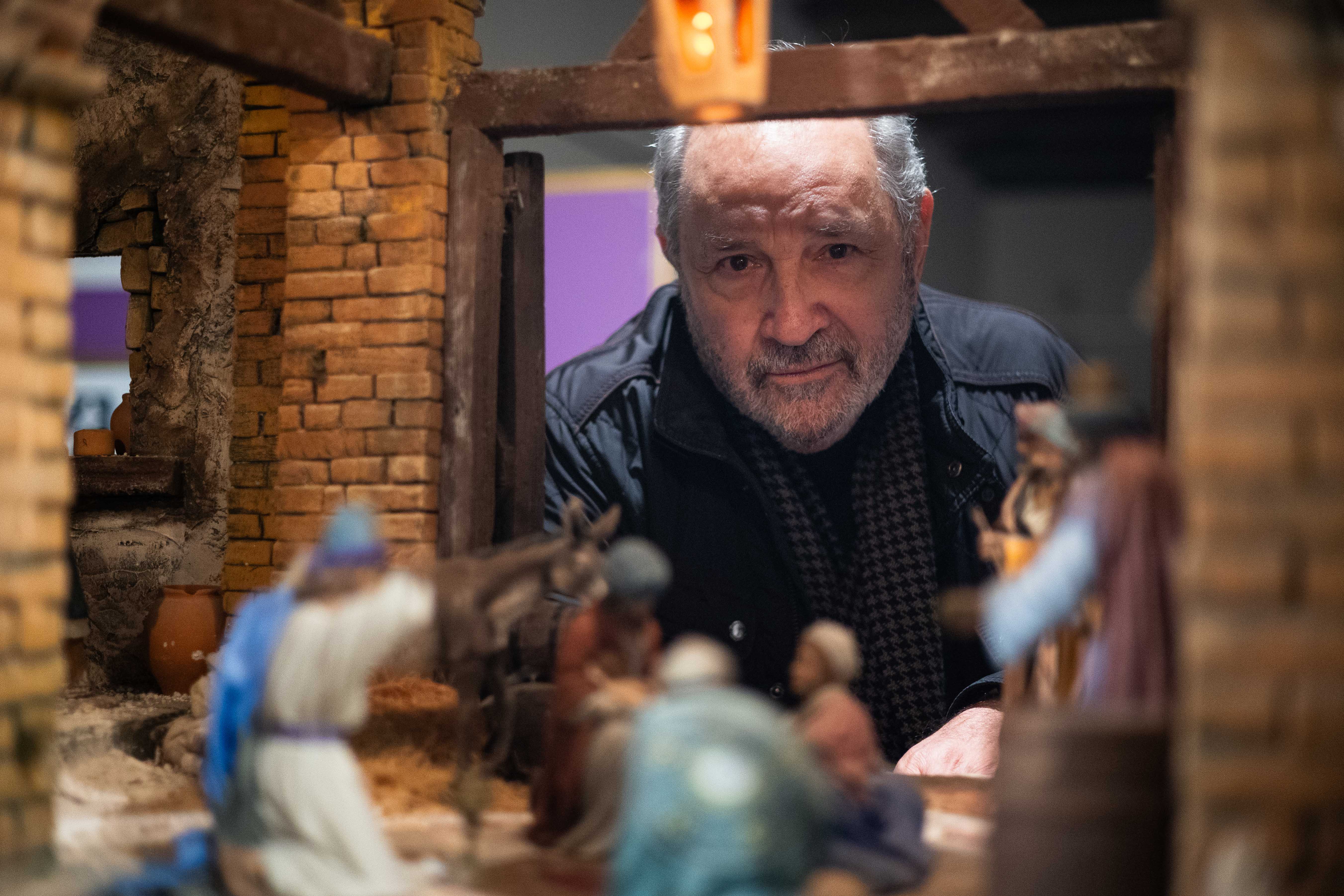 García Barbeito: "De la Navidad me gusta todo". El poetas 'asomado' a un diorama en Los Claustros.