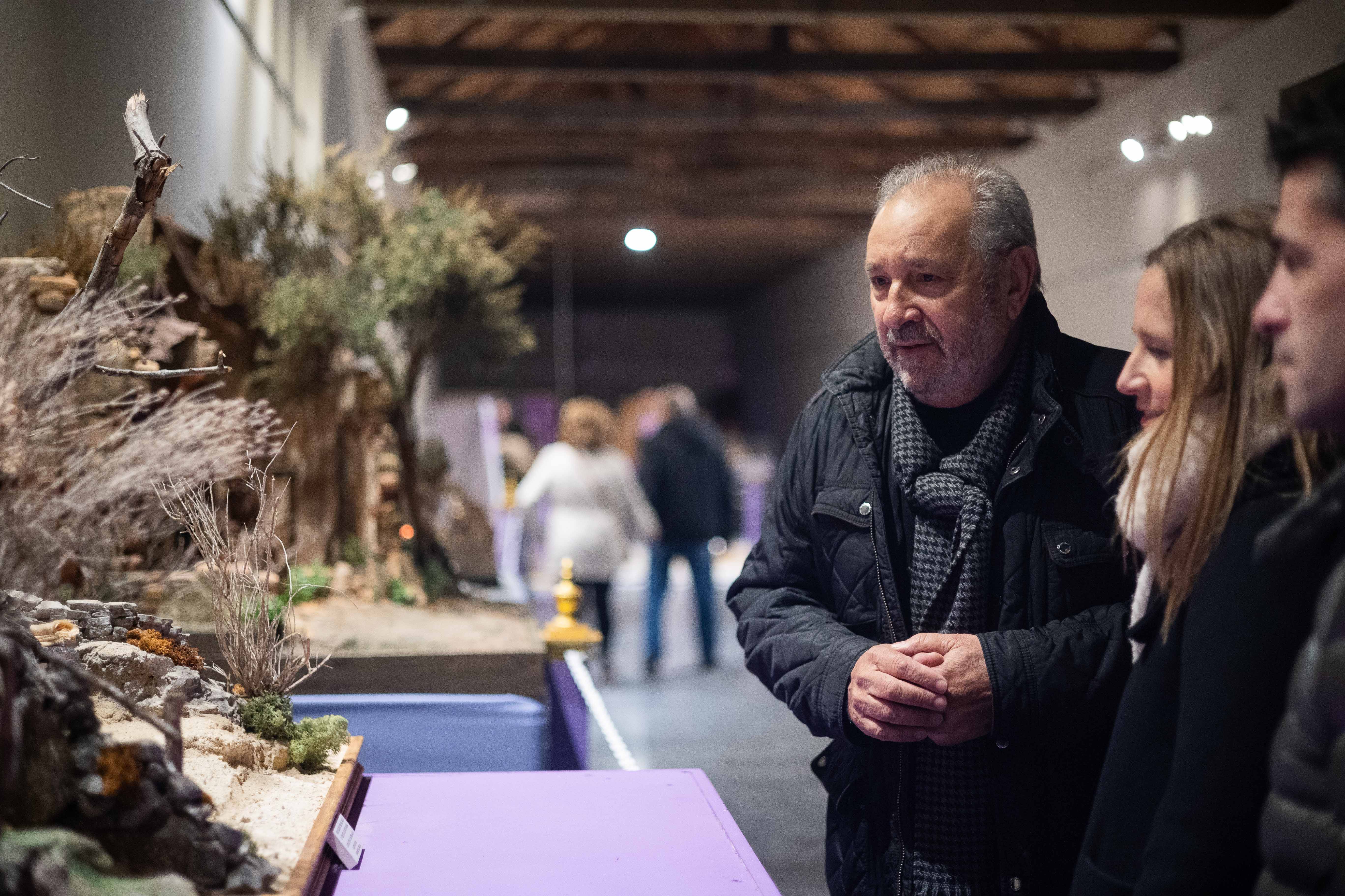 García Barbeito aprovechó para visitar los nacimientos instalados en Los Claustros. 