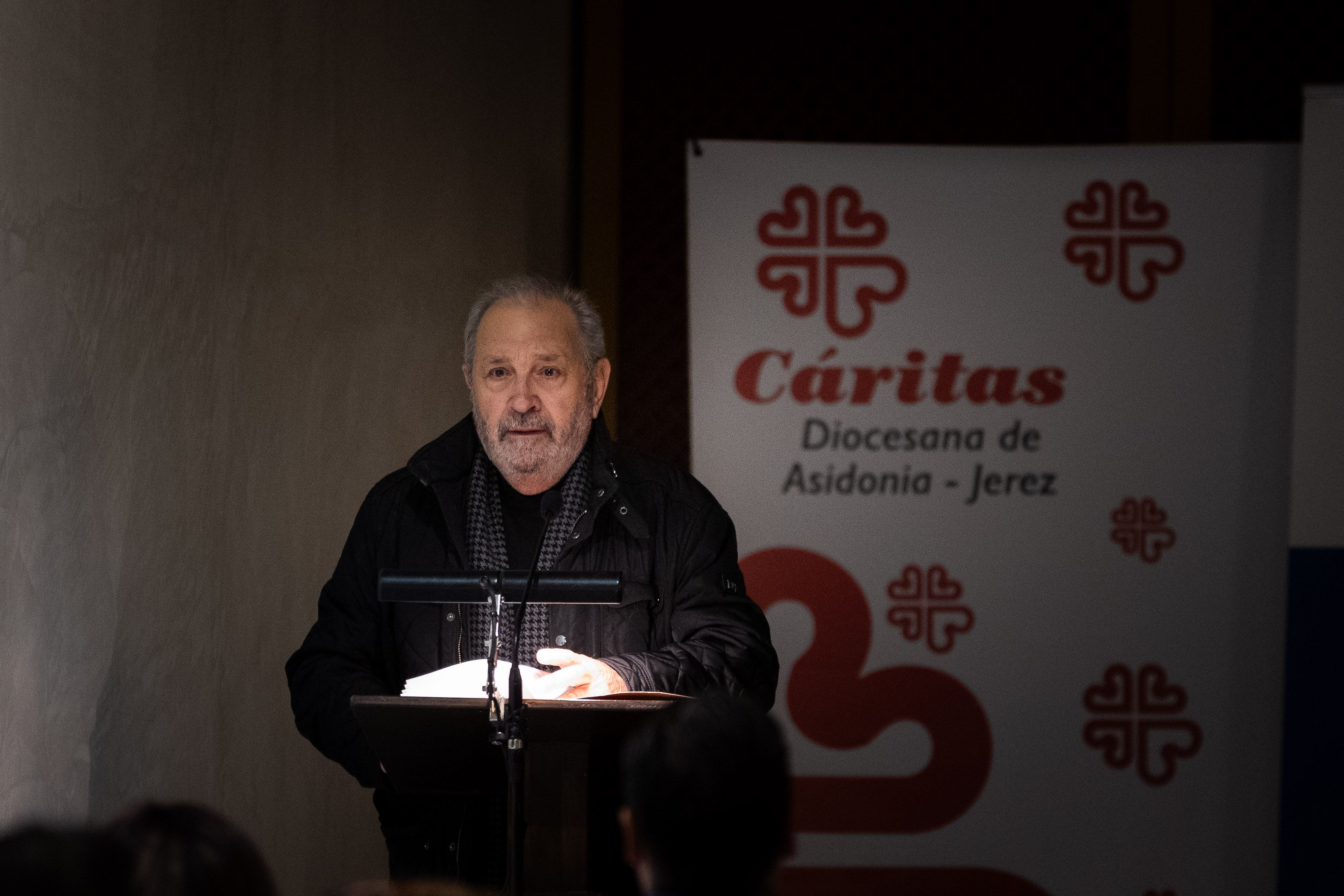 El poeta durante la lectura de su cuento de Navidad en los Claustros.