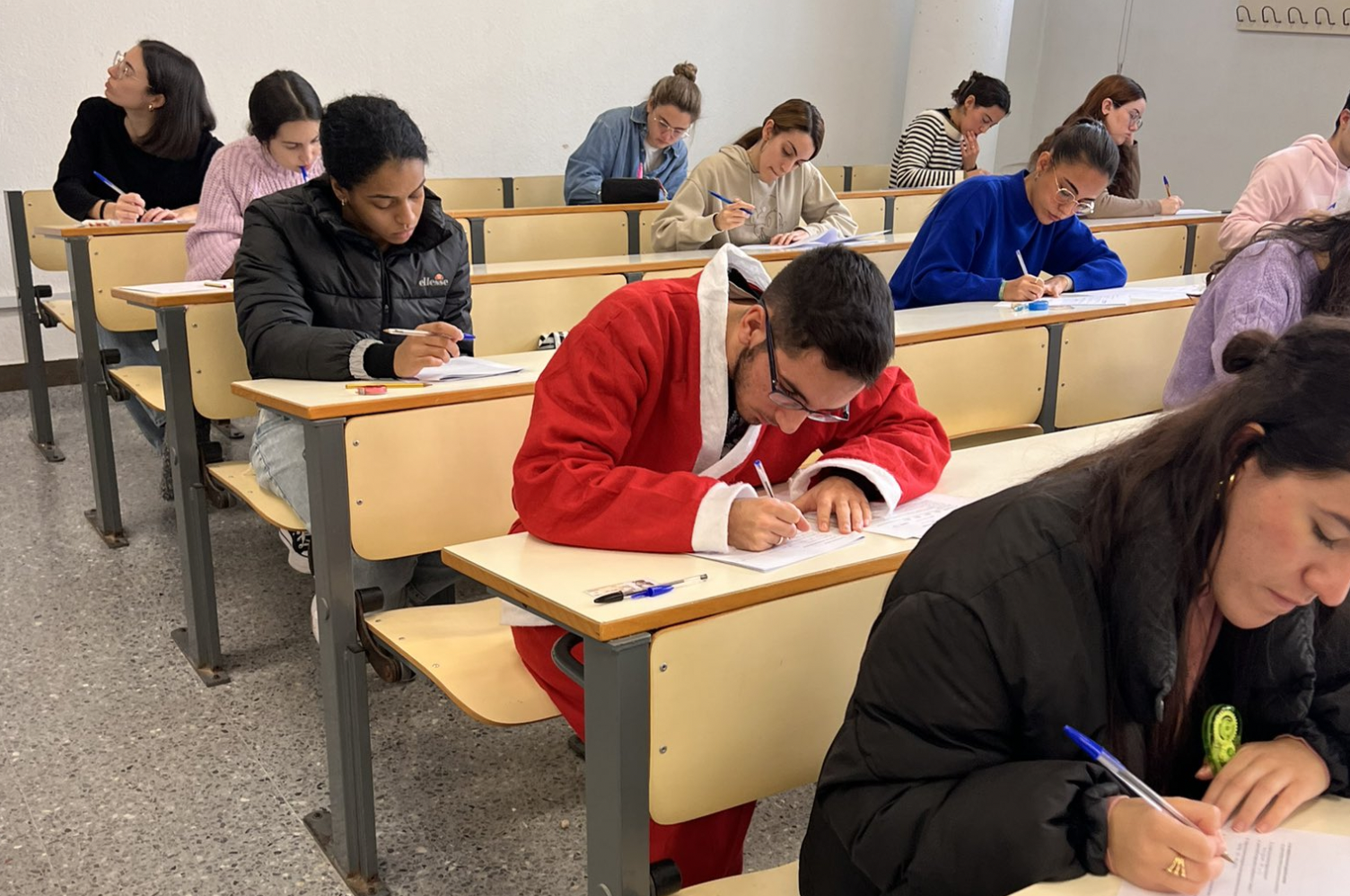 Óscar ha ido a hacer un examen a la faculta de Farmacia disfrazado de Papá Noel.