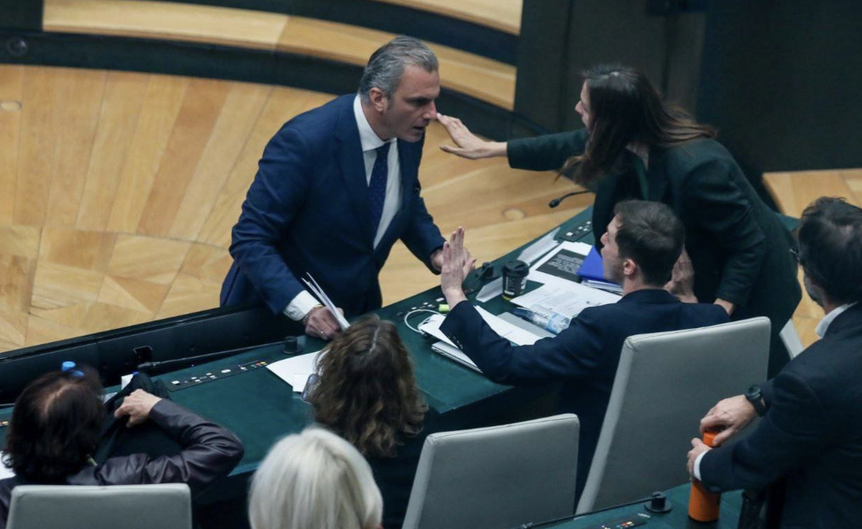 Momento en el que Ortega Smith lanza la botella a un concejal de Más Madrid. Momento en el que Ortega Smith lanza la botella a un concejal de Más Madrid.
