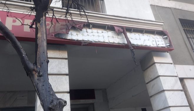 Las llamas han llegado a provocar daños en el cartel de Mapfre. 