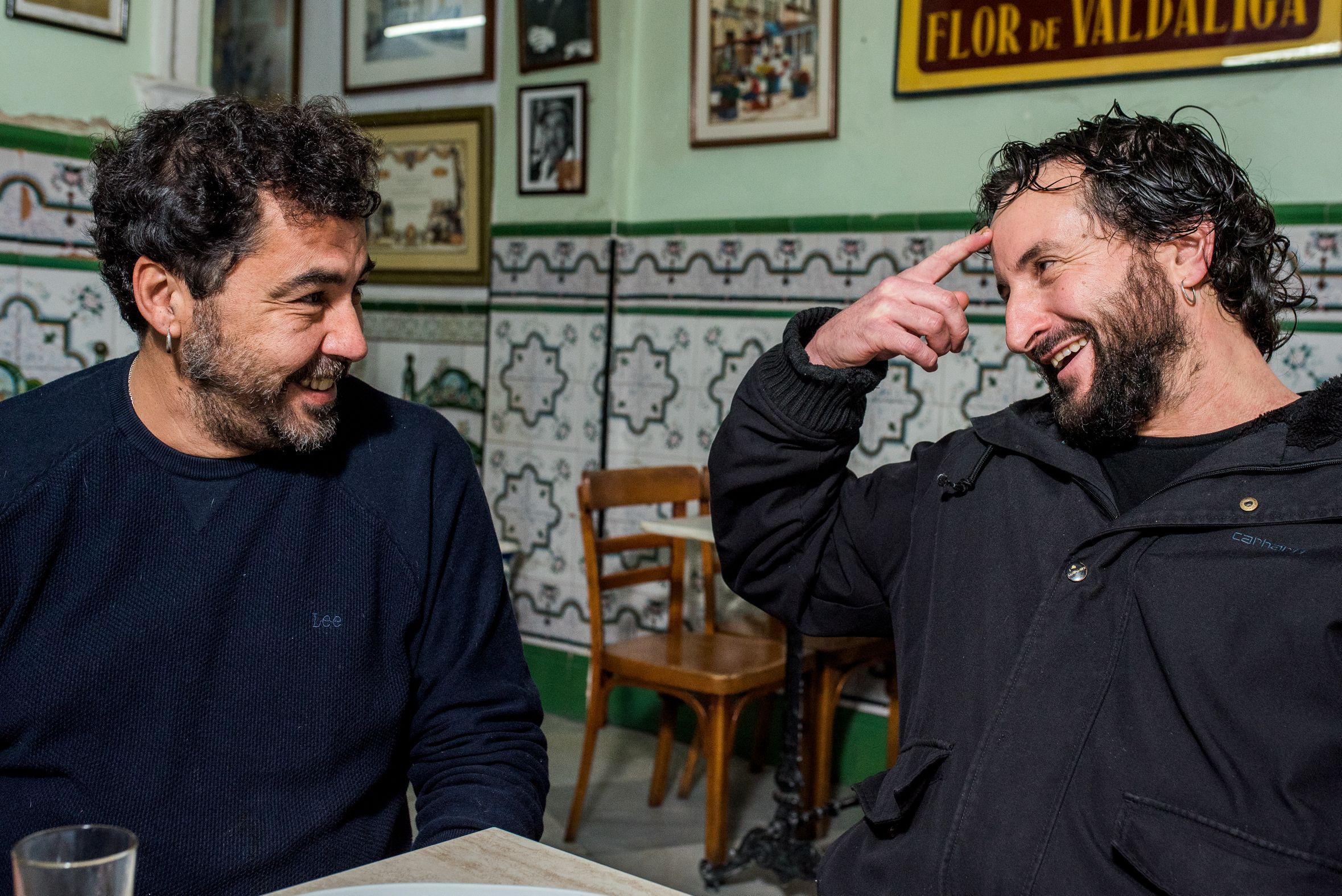 David Méndez, izqda, y Edu Pérez bromean durante su desayuno en el Bar Vicente-Los Pepes.