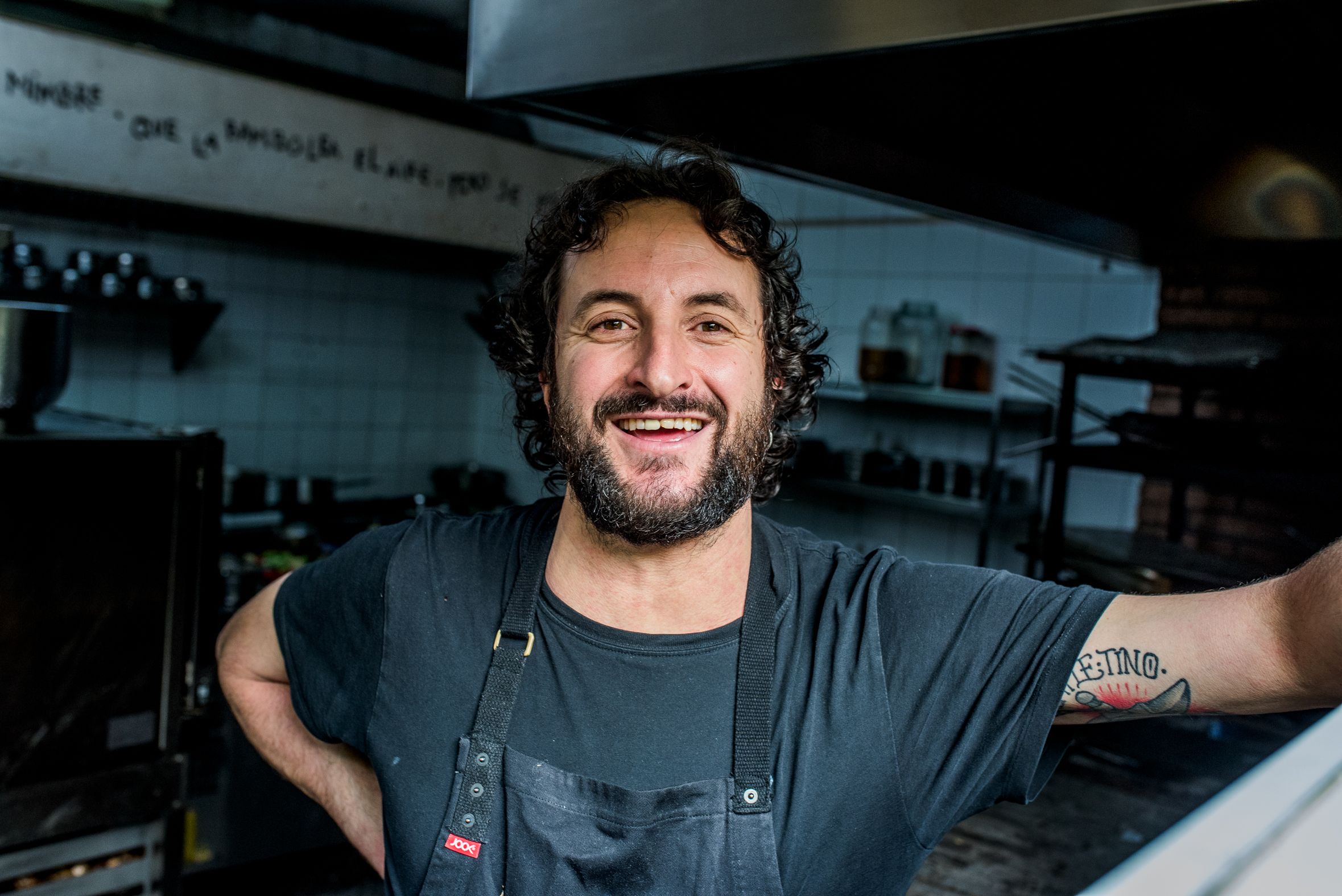 Edu Pérez, que estrena estrella Michelin en 2024, en la cocina de Tohqa.   MAURI BUHIGAS