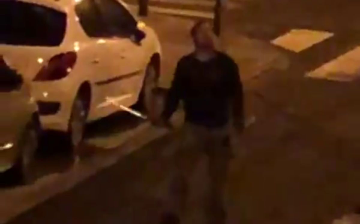 El hombre, en actitud amenazante en plena calle.