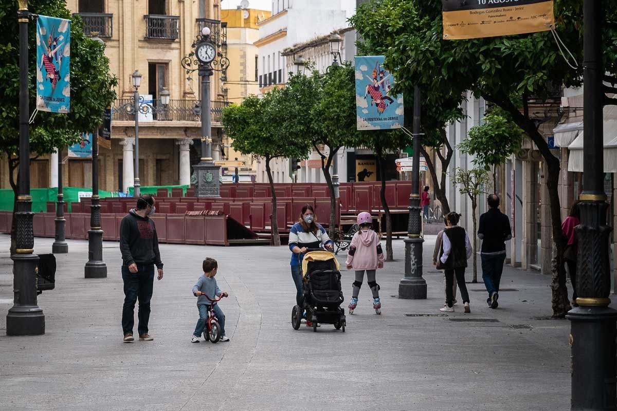 Un sondeo de la Junta prevé un "pequeño" 'baby boom' tras la pandemia en Andalucía. En la imagen, niños paseando por la calle, durante la pandemia.