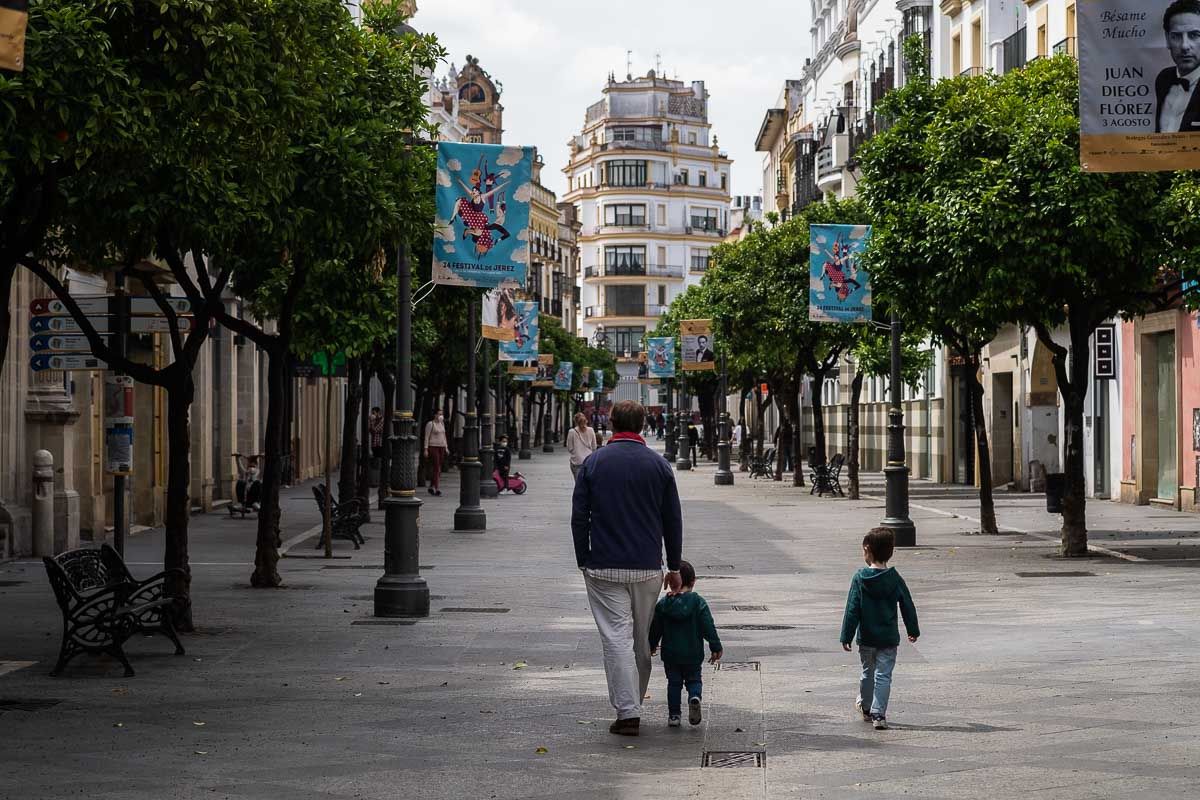 Un adulto pasea con menores por el centro de Jerez. FOTO: MANU GARCÍA
