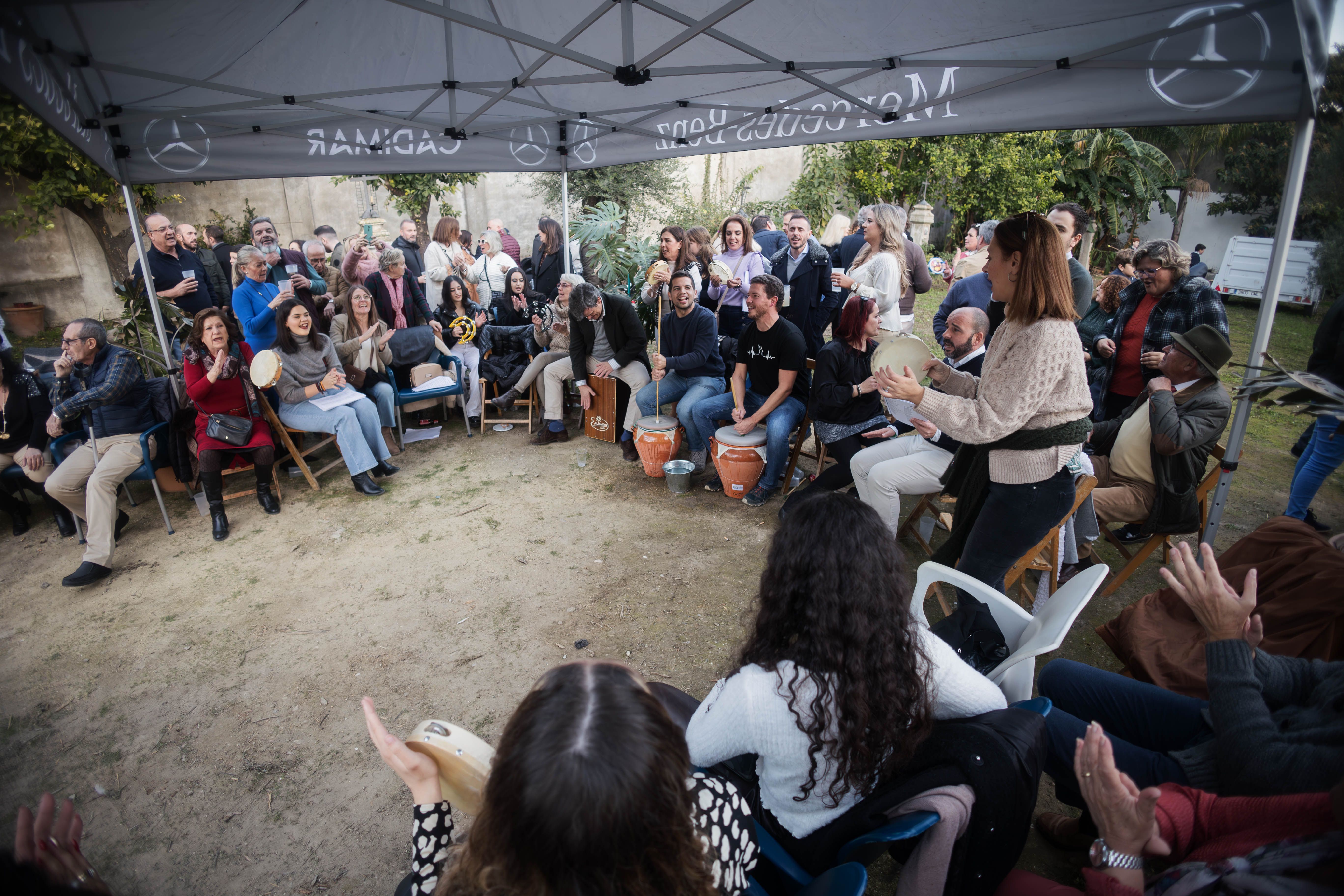 Zambomba de la Hermandad de la Piedad en los terrenos anexos a la Real Capilla del Calvario la pasada navidad.