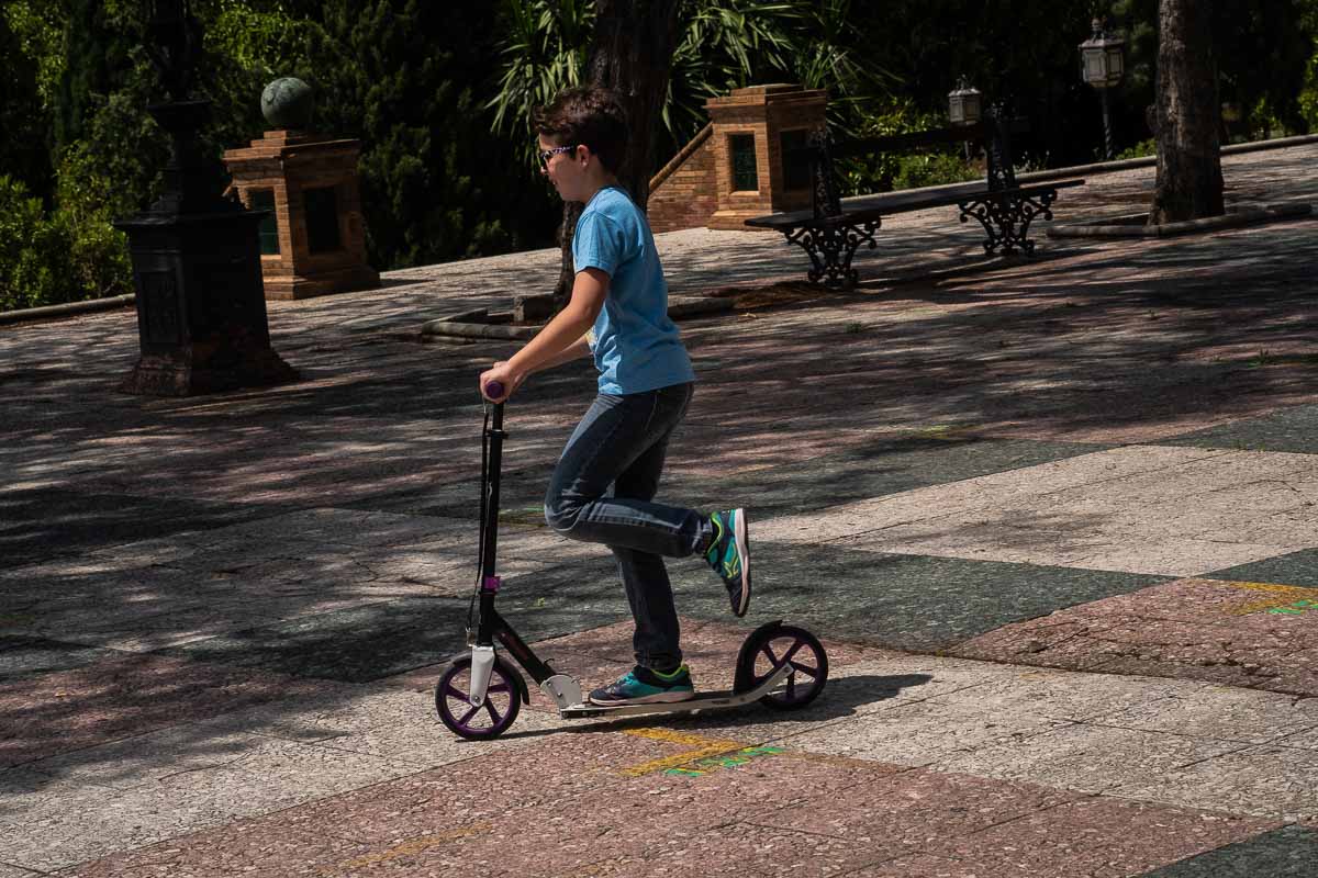 Un niño, jugando con su patinete, durante un paseo. FOTO: MANU GARCÍA