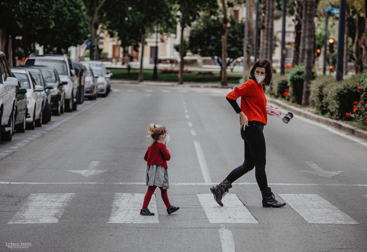 Un niña cruza una calle. FOTO: ESTEBAN PÉREZ ABIÓN