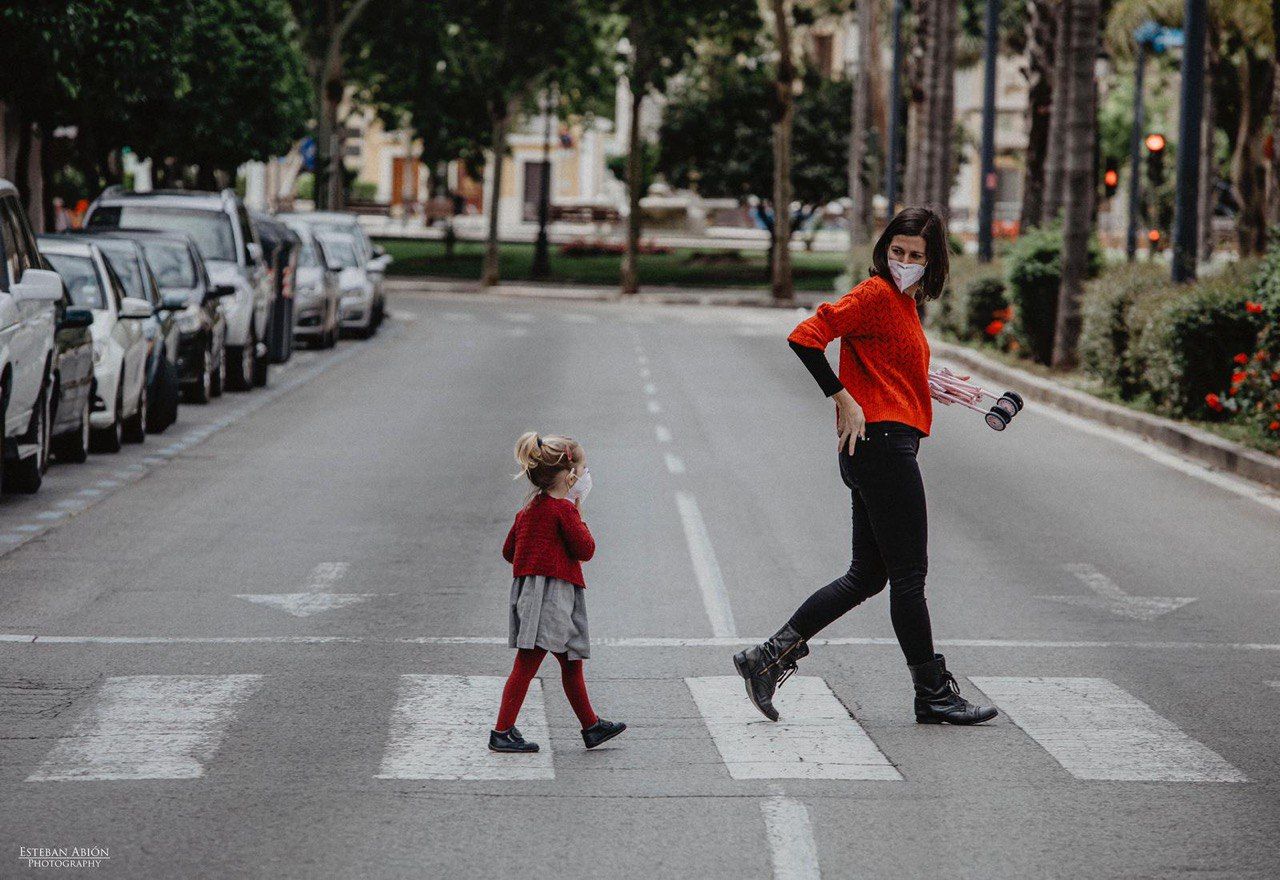 Un niña cruza una calle. FOTO: ESTEBAN PÉREZ ABIÓN