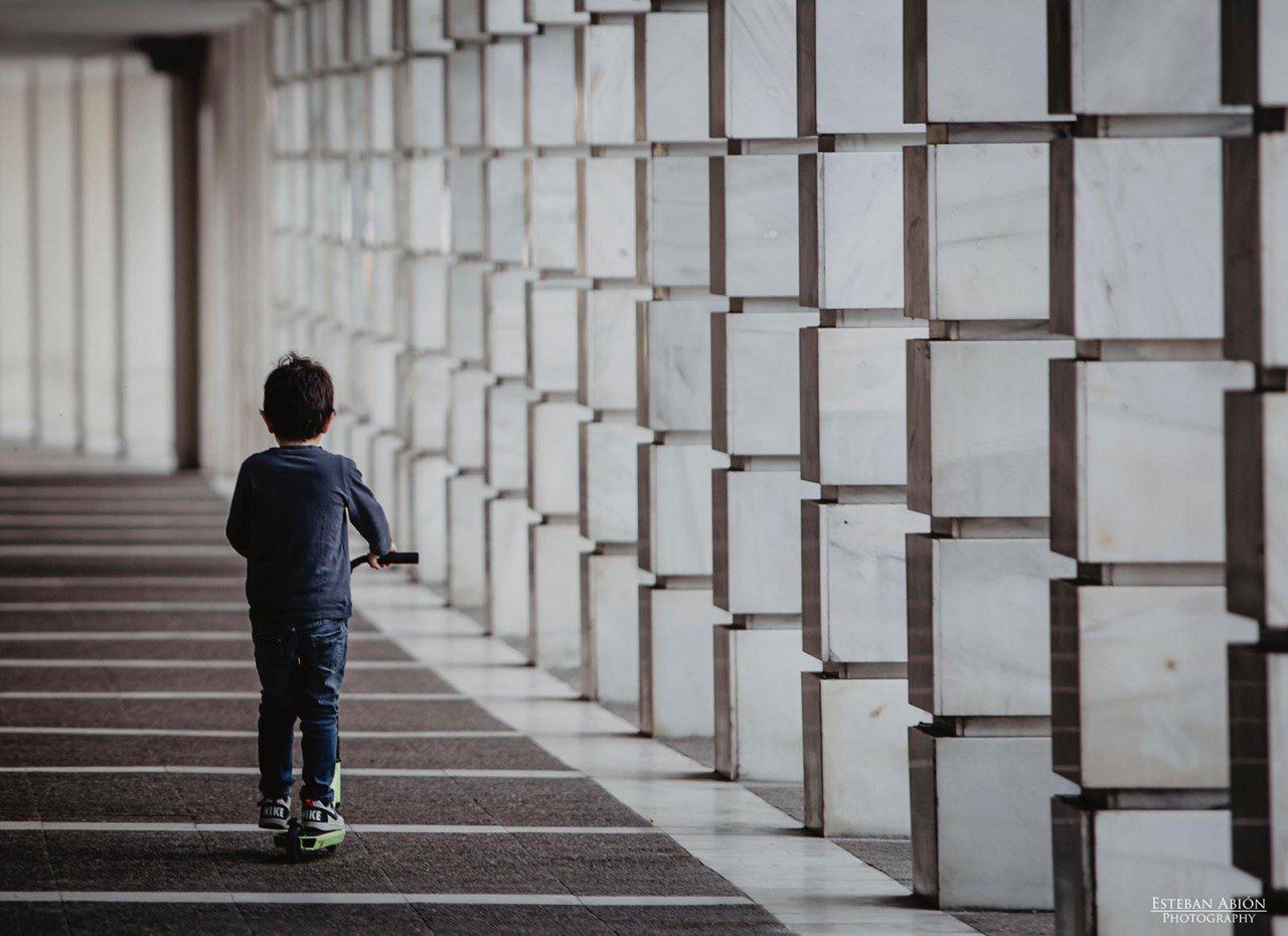 Un niño pasea con su patinete por las calles de Jerez, el pasado domingo. FOTO: ESTEBAN PÉREZ ABIÓN