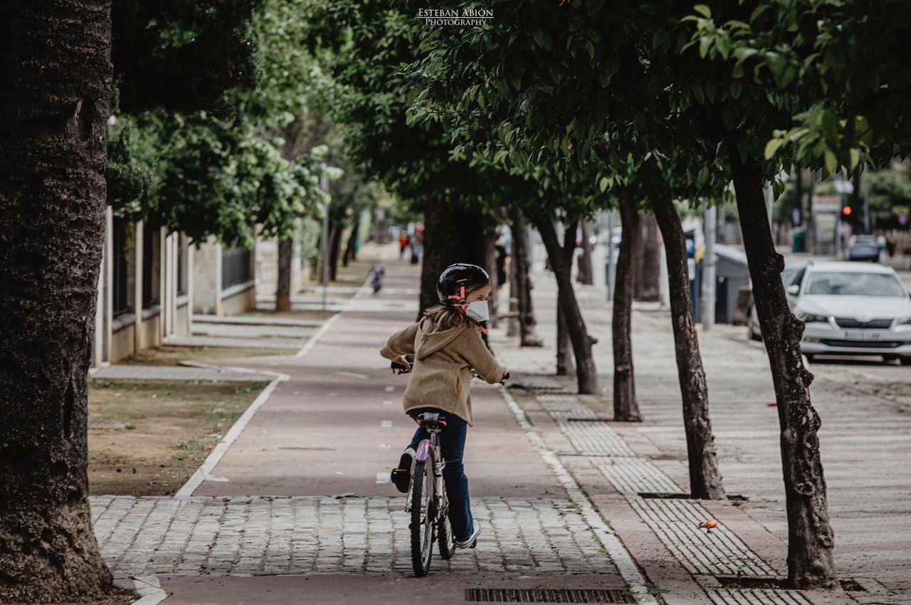 Una niña, en bici, durante un paseo este 27 de abril. FOTO: ESTEBAN ABIÓN