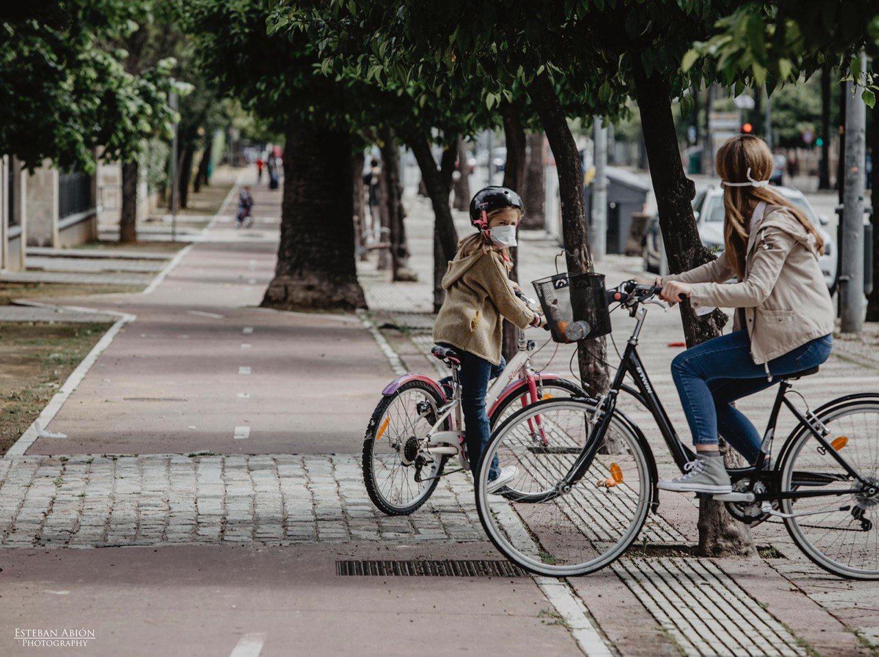 Menores, en bicicleta, paseando por la calle. FOTO: ESTEBAN PÉREZ ABIÓN