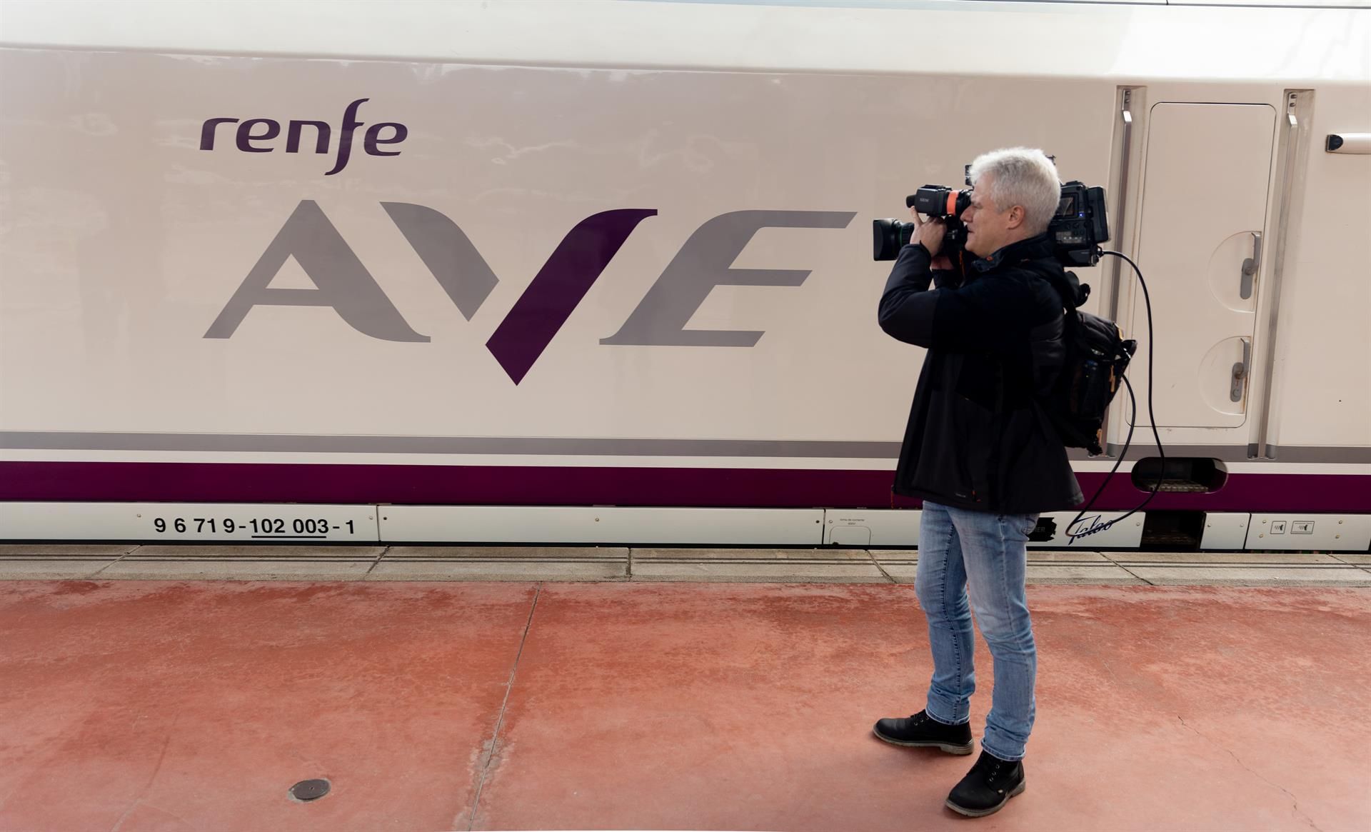 Un cámara toma imágenes durante el aniversario de la llegada del AVE a Sevilla.