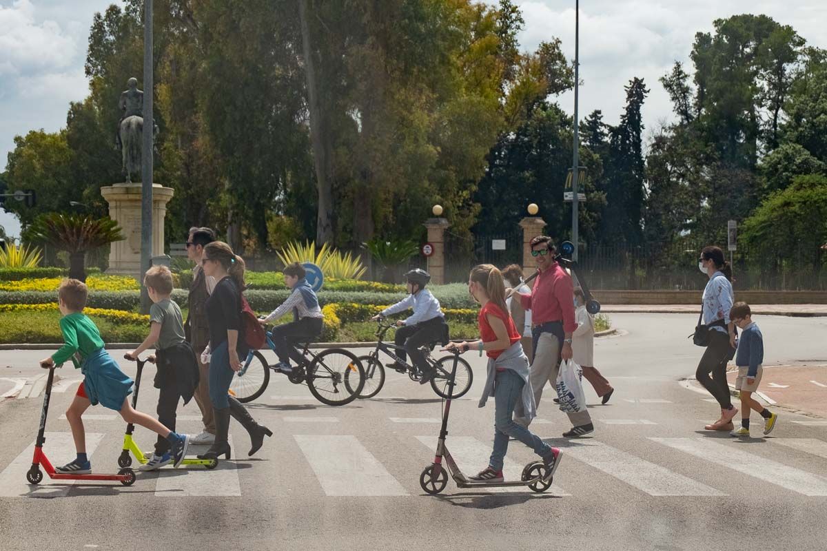 Menores, cruzando un paso de cebra en Jerez durante la crisis sanitaria. FOTO: CANDELA NÚÑEZ