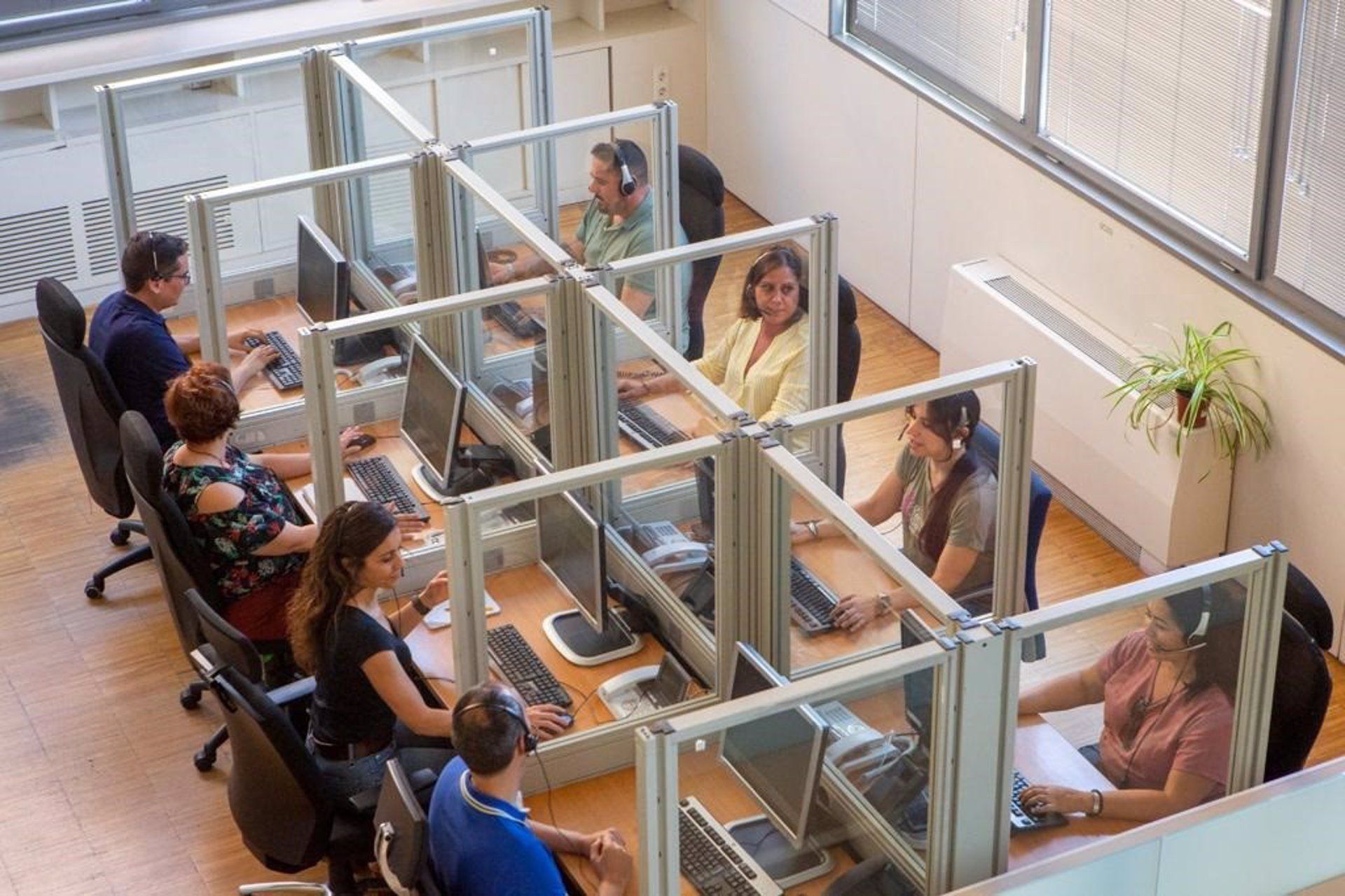 Imagen de trabajadores del Servicio Andaluz de Teleasistencia de la Junta.