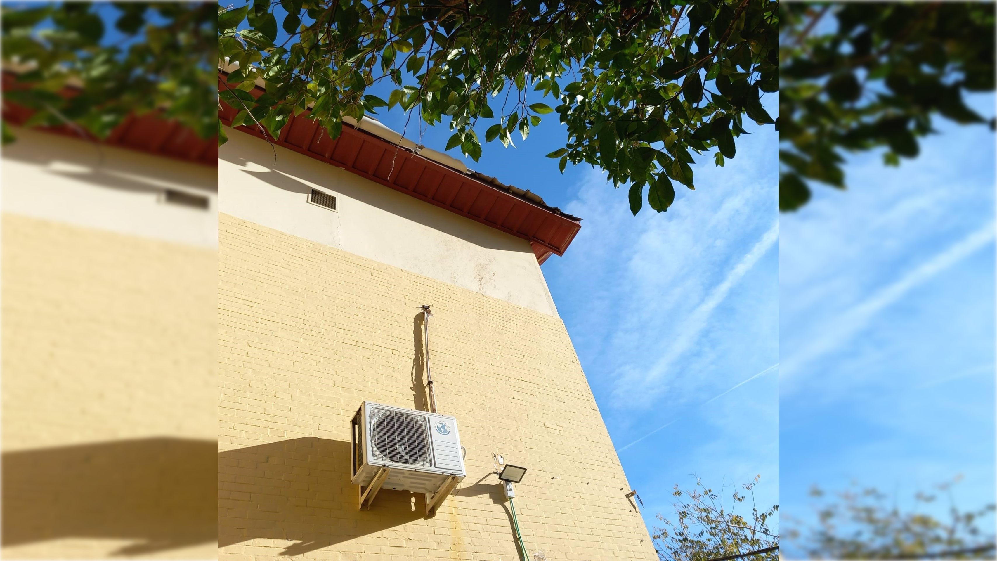 Fachada de uno de los colegios del Polígono Sur.
