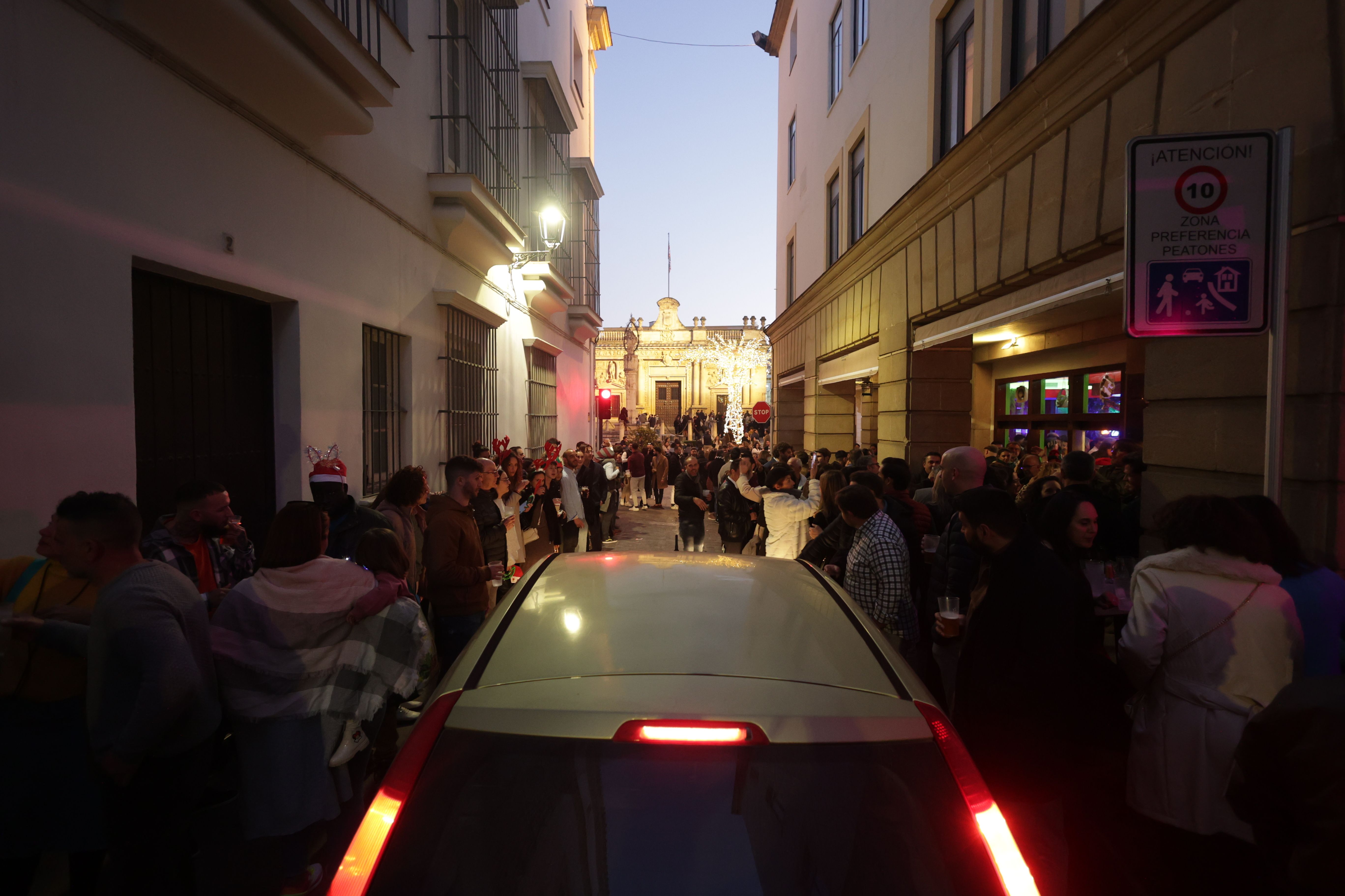 Un vehículo accede por Chapinería hasta plaza de La Asunción, la pasada 'tardebuena' en Jerez.