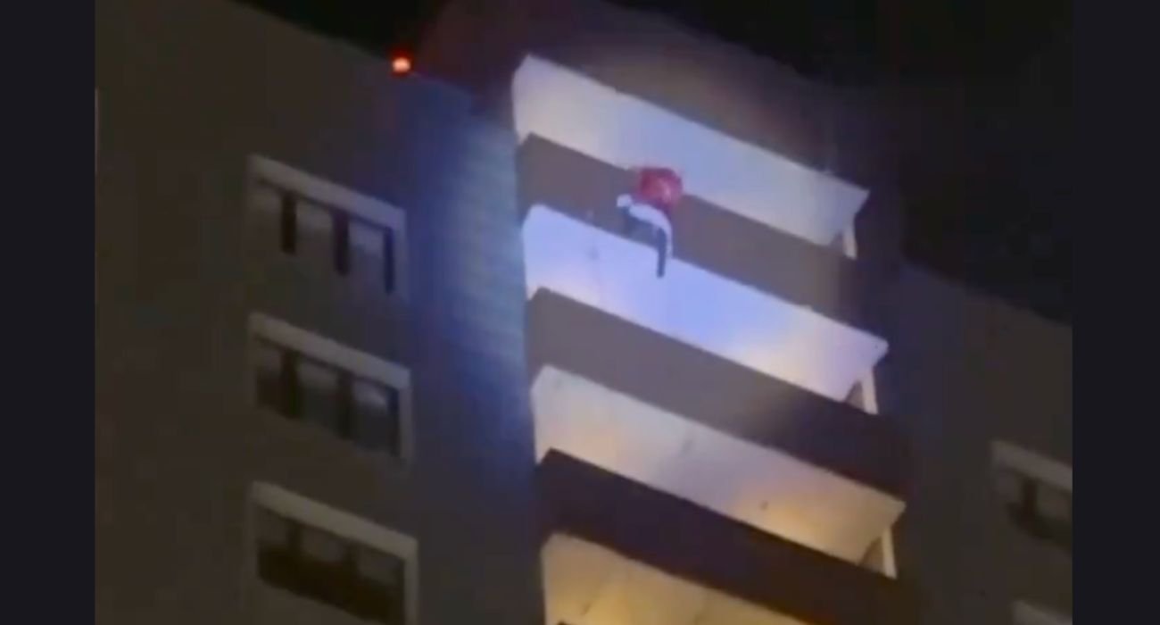 Un hombre disfrazado de Papá Noel ha muerto tras caer desde un edificio.