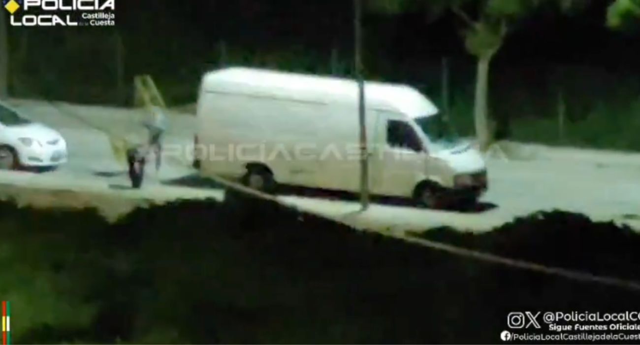 La furgoneta blanca que está siendo buscada tras el robo de parte del alumbrado de Navidad.