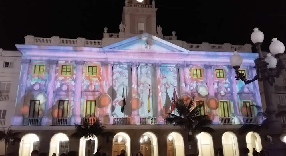 Un 'vídeo mapping' en el Ayuntamiento de Cádiz, en una imagen de archivo.