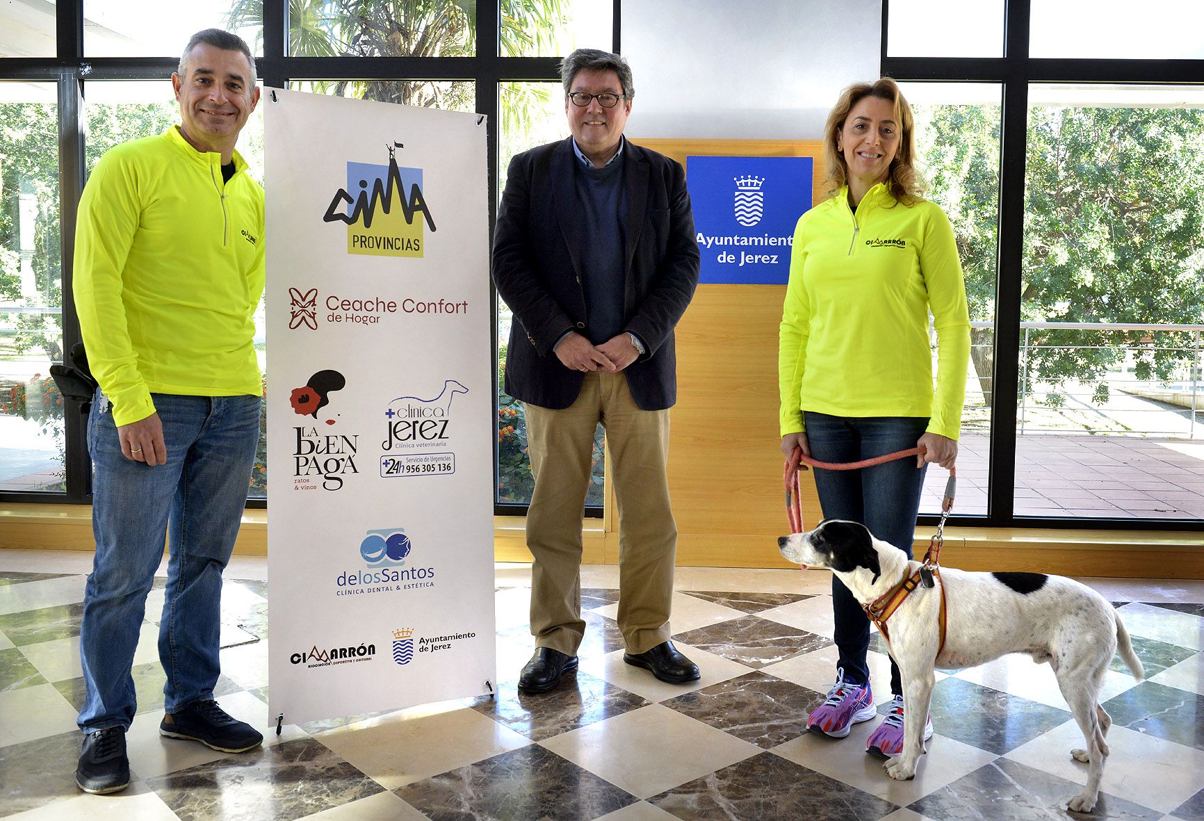 El delegado de Deportes y los dos montañeros, junto a su perro, presentando el reto. 