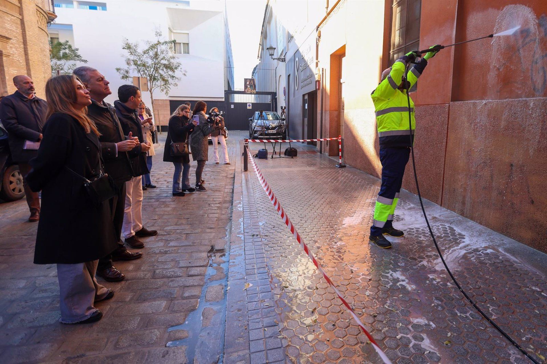 José Luis Sanz, alcalde de Sevilla, mientras se limpia un grafiti.
