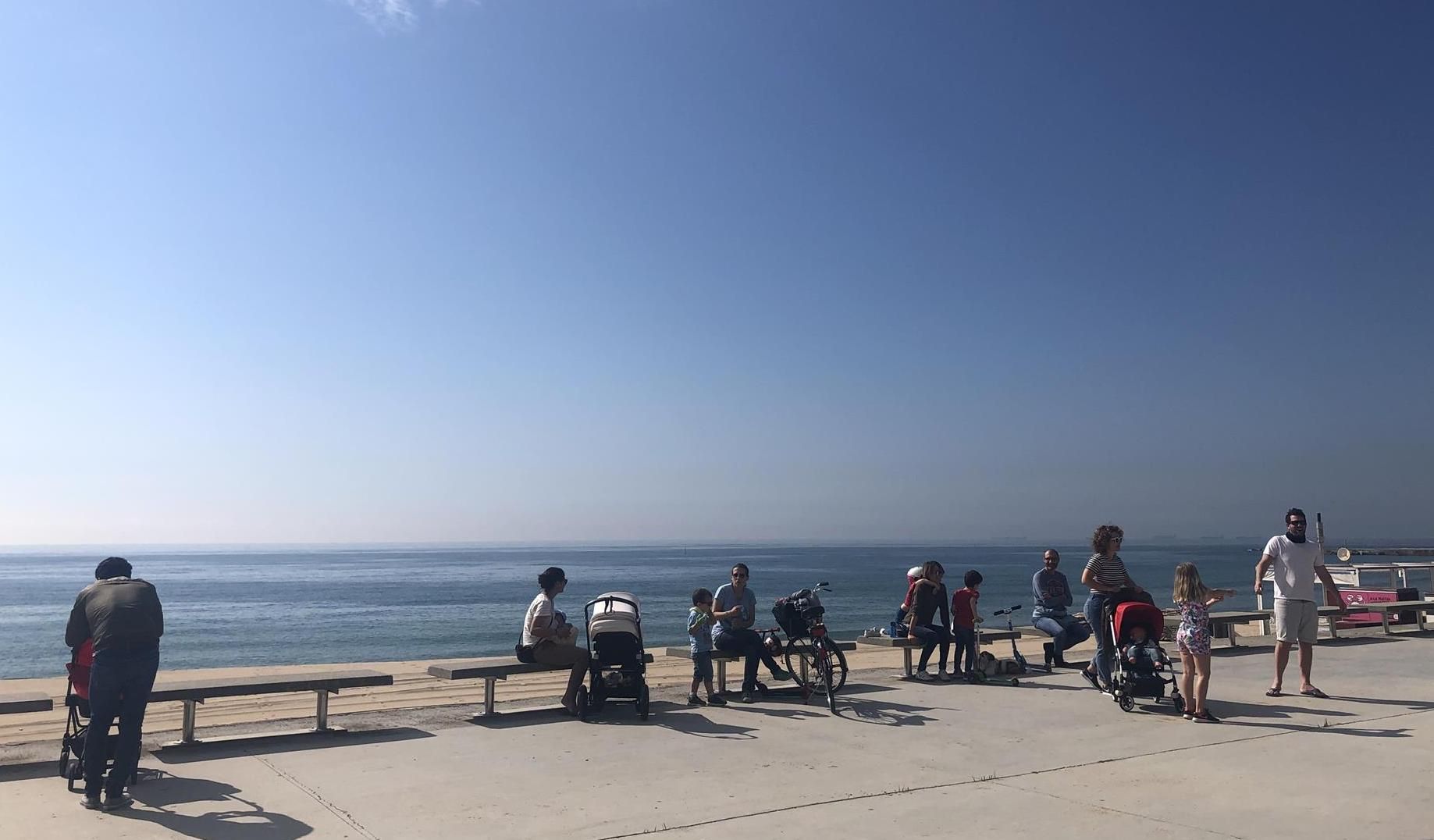 Familias pasean cerca de una playa de Barcelona en el primer día en que se permite salir con niños a la calle desde la declaración del estado de alarma por el coronavirus. FOTO: EP