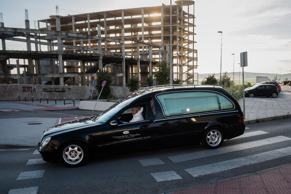 Un coche fúnebre de una funeraria sale del Hospital de Jerez.