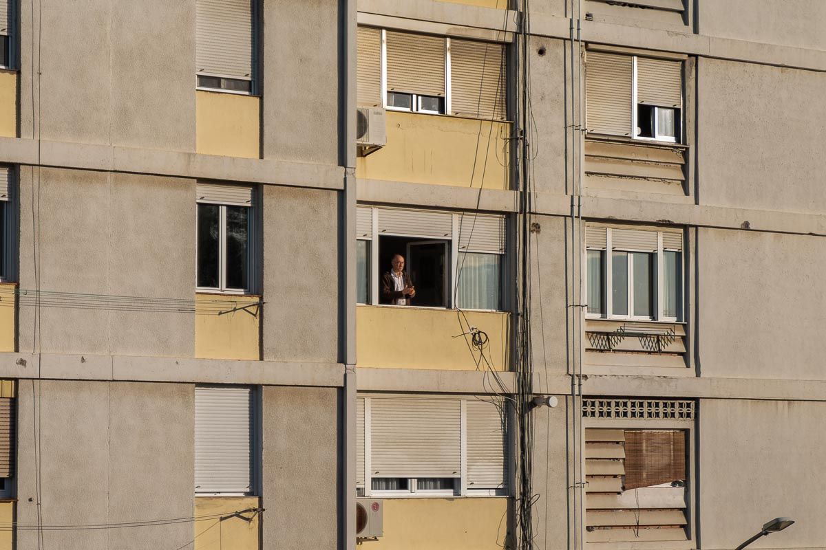 Aplausos en un bloque de viviendas de Jerez, en una imagen reciente. FOTO: CANDELA NÚÑEZ