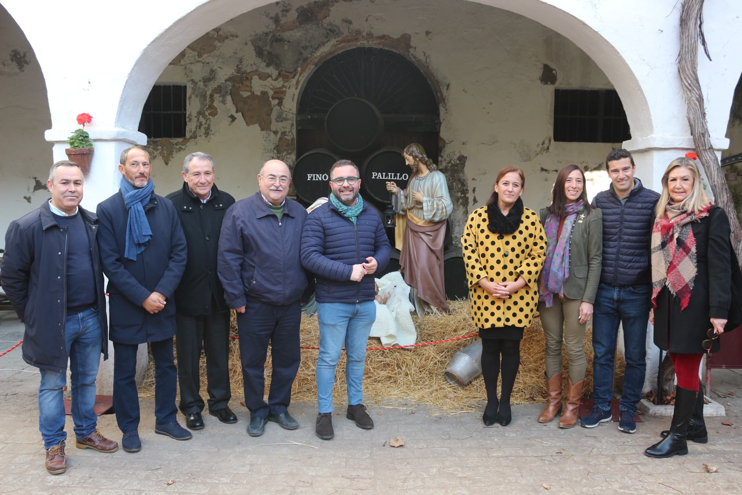 Chiclana abre la 'Posada Real' para los Reyes Magos. Imagen de grupo de la delegada y los organizadores ante la instalación.