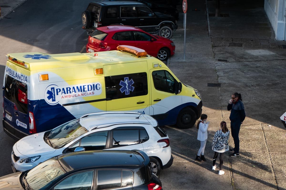 Una ambulancia junto a niños paseando por la calle, en Jerez, durante la pandemia. FOTO: CANDELA NÚÑEZ