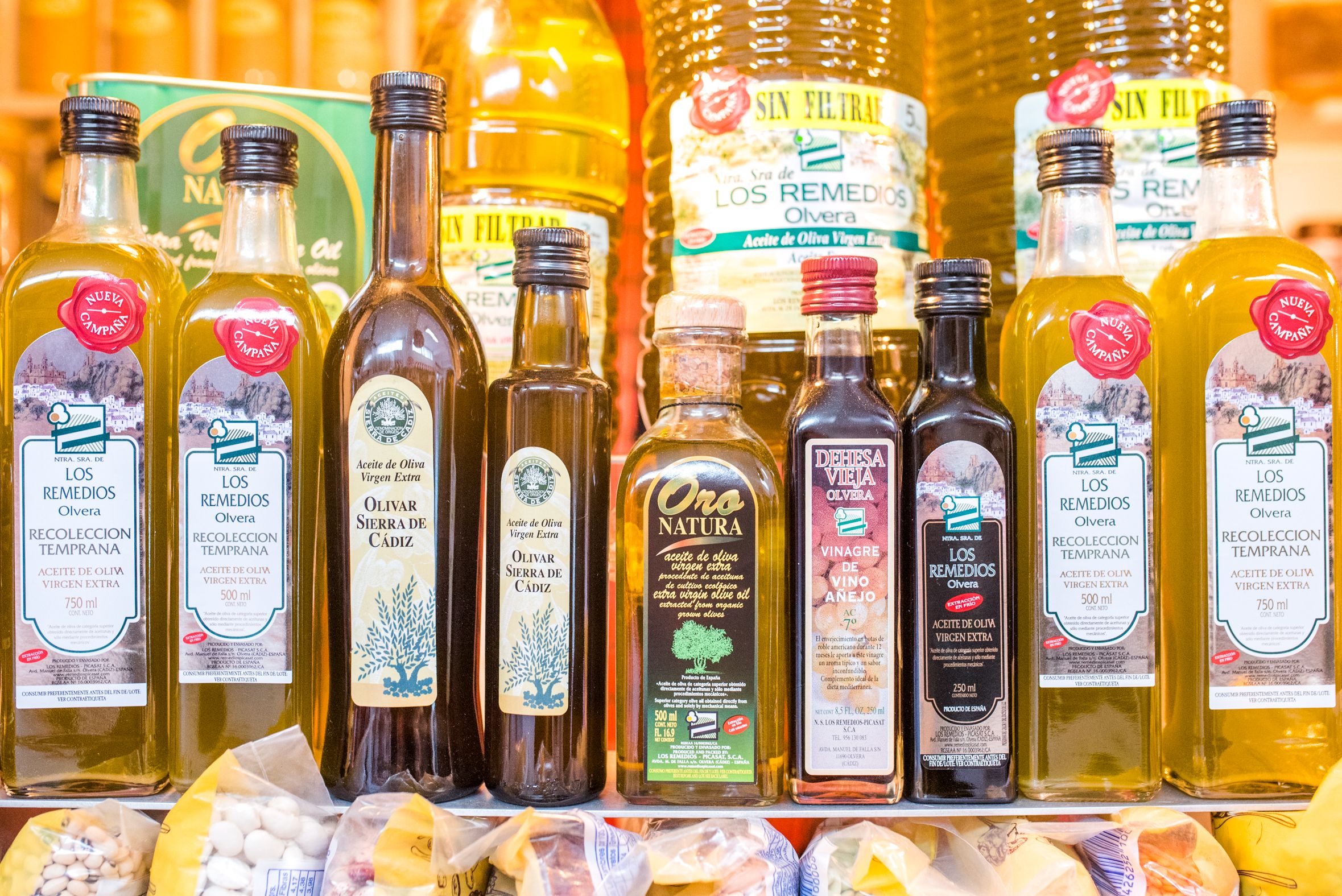 El aceite de oliva sigue entre lo más caro de la cesta de la compra.