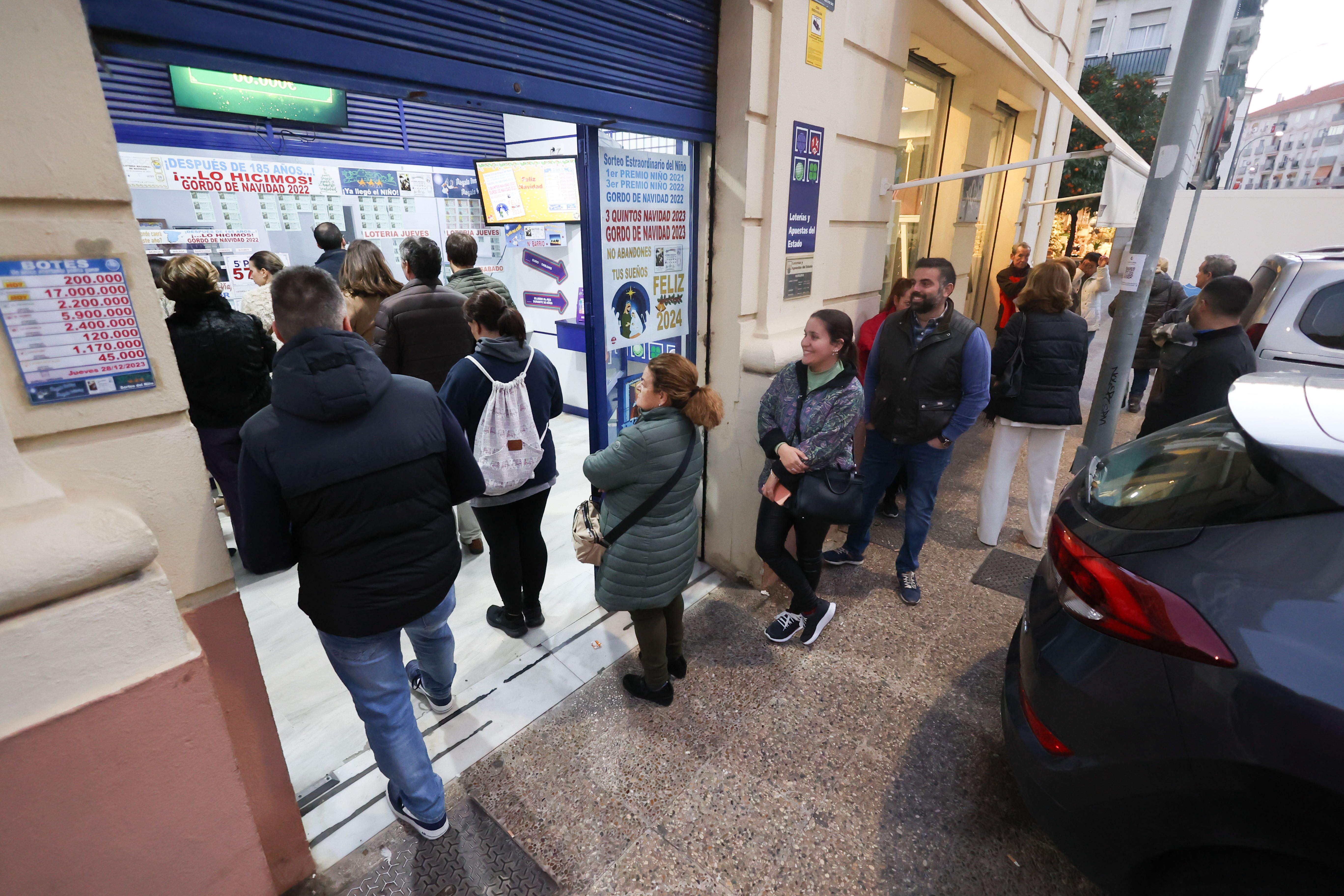 Largas colas en El Paraíso: la renta de vender dos años seguidos el Gordo de Navidad en Jerez. Imagen de esta tarde de la administración de lotería.
