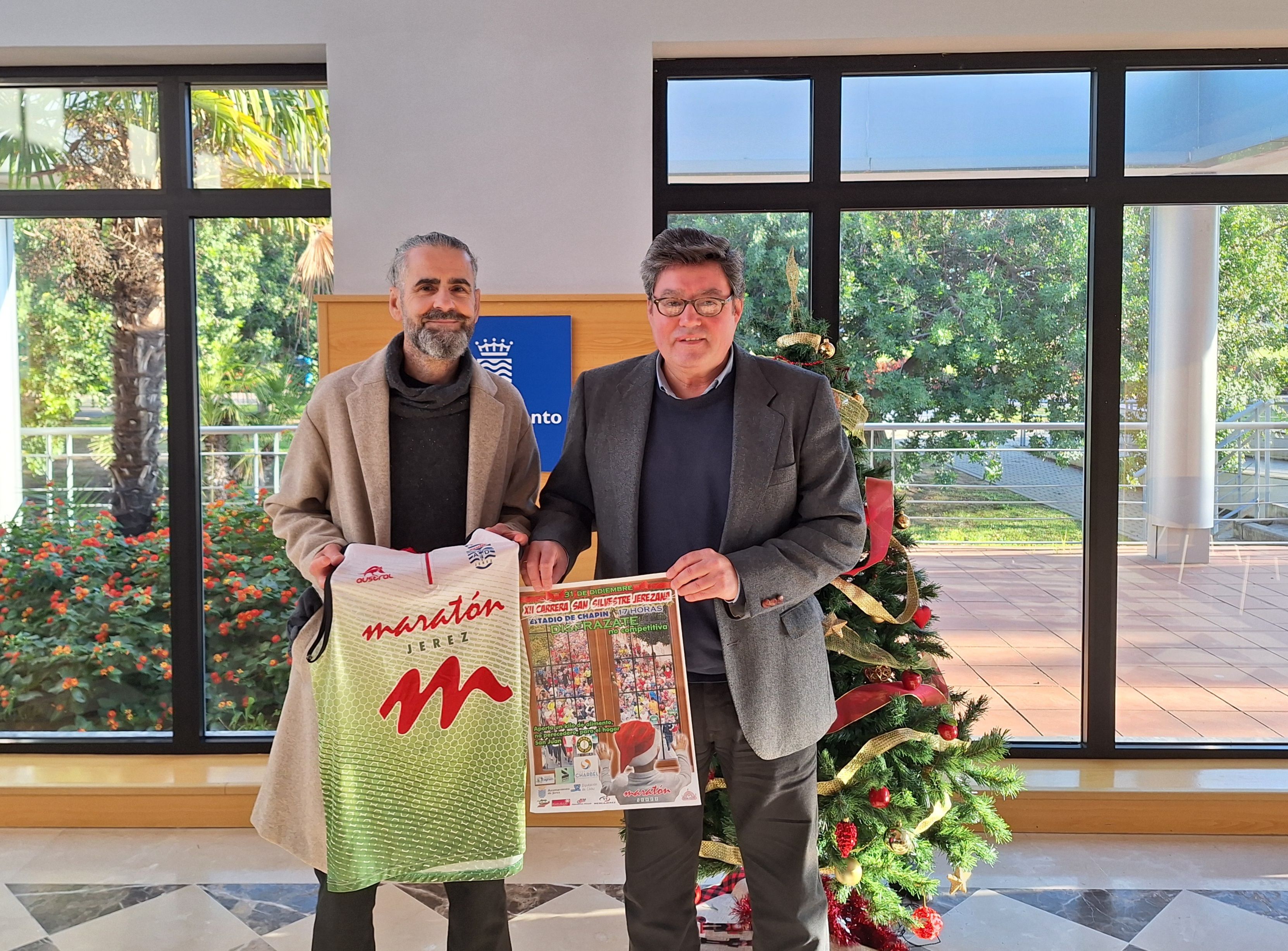 El delegado de Deportes y el responsable de Maratón Jerez dando a conocer la San Silvestre.