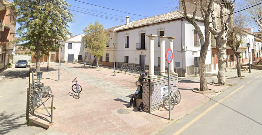 Una plaza de Belicena, donde tiene lugar la persecución de un hombre a su mujer con una escopeta.