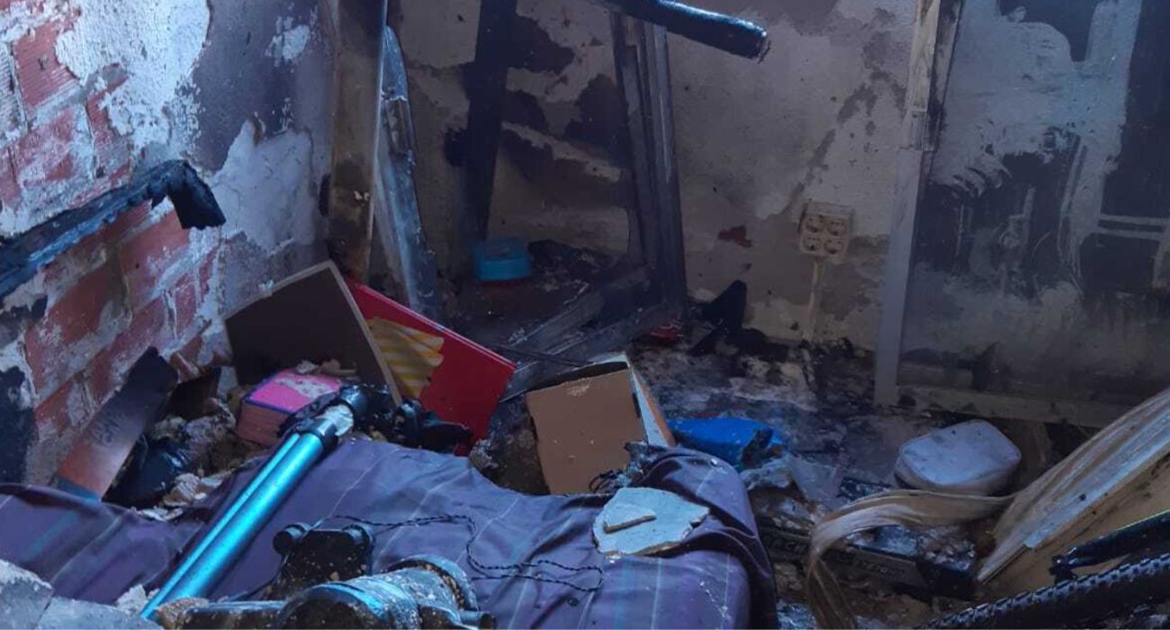 Consecuencia del incendio que ha tenido lugar en una vivienda en Cádiz.